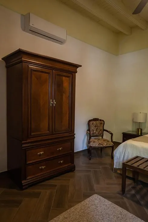 Photo of the whole room, Bed in Hotel El Farol