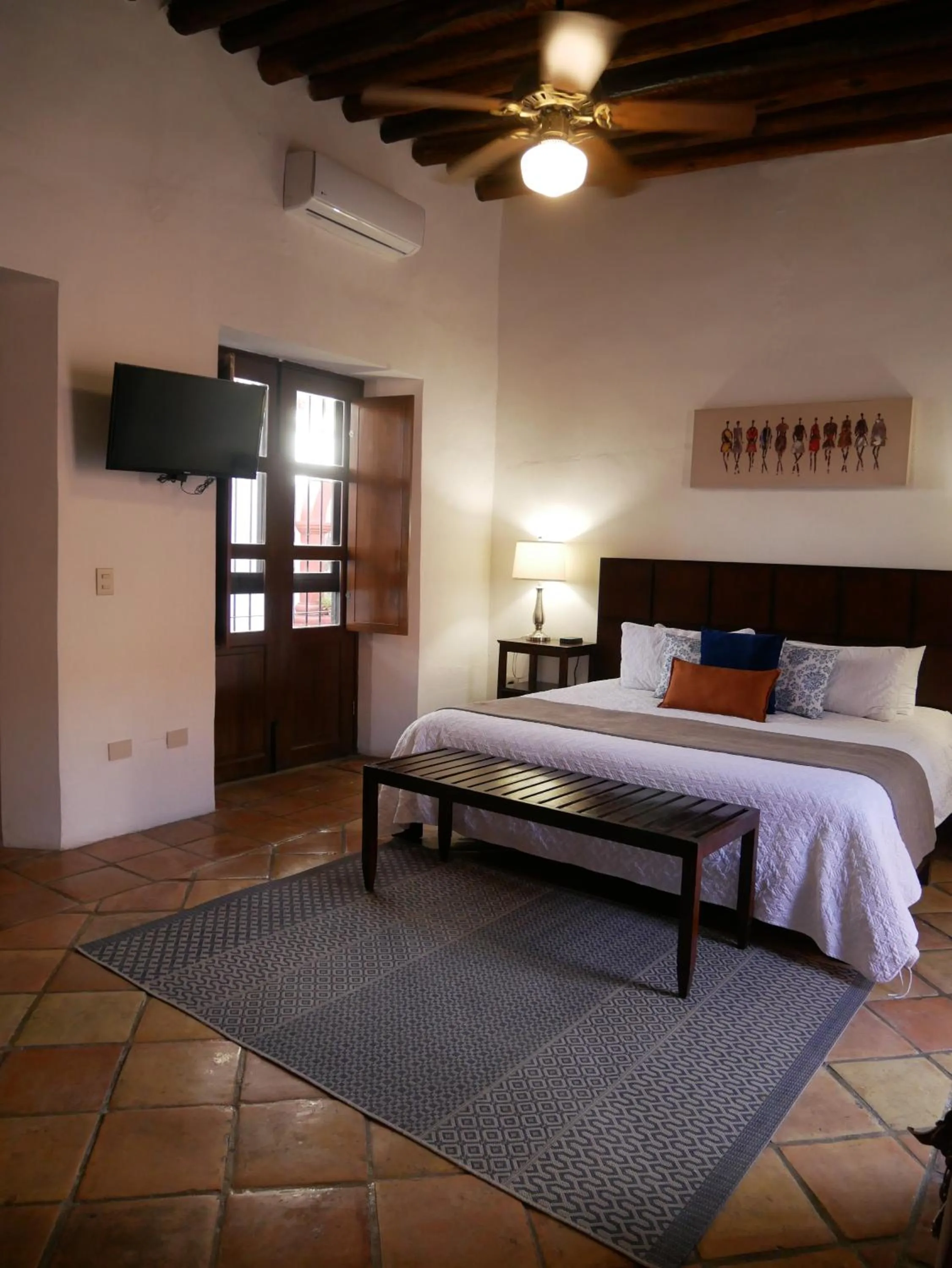 TV and multimedia, Bed in Hotel El Farol