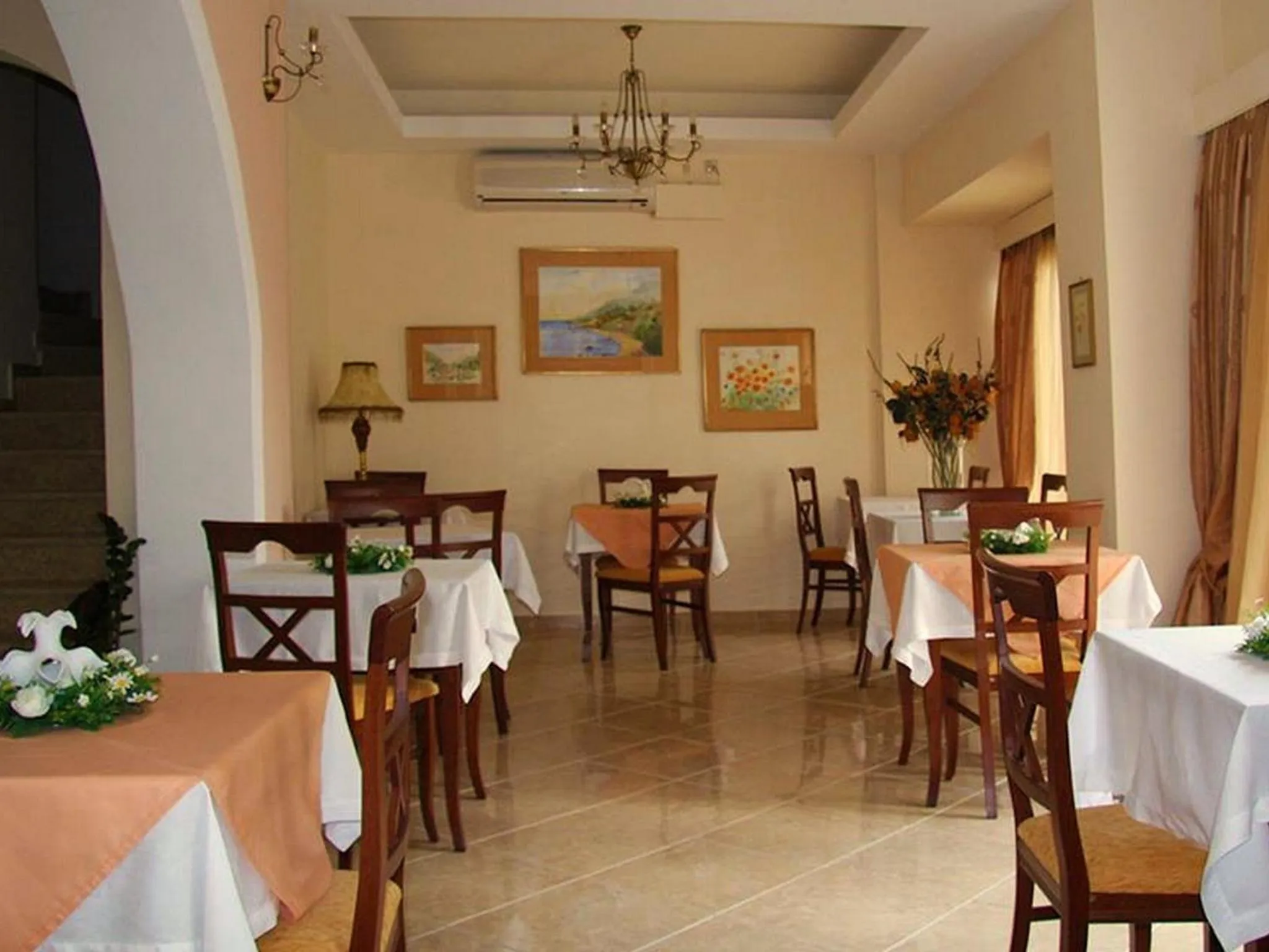 Restaurant/places to eat in Nefeli Hotel