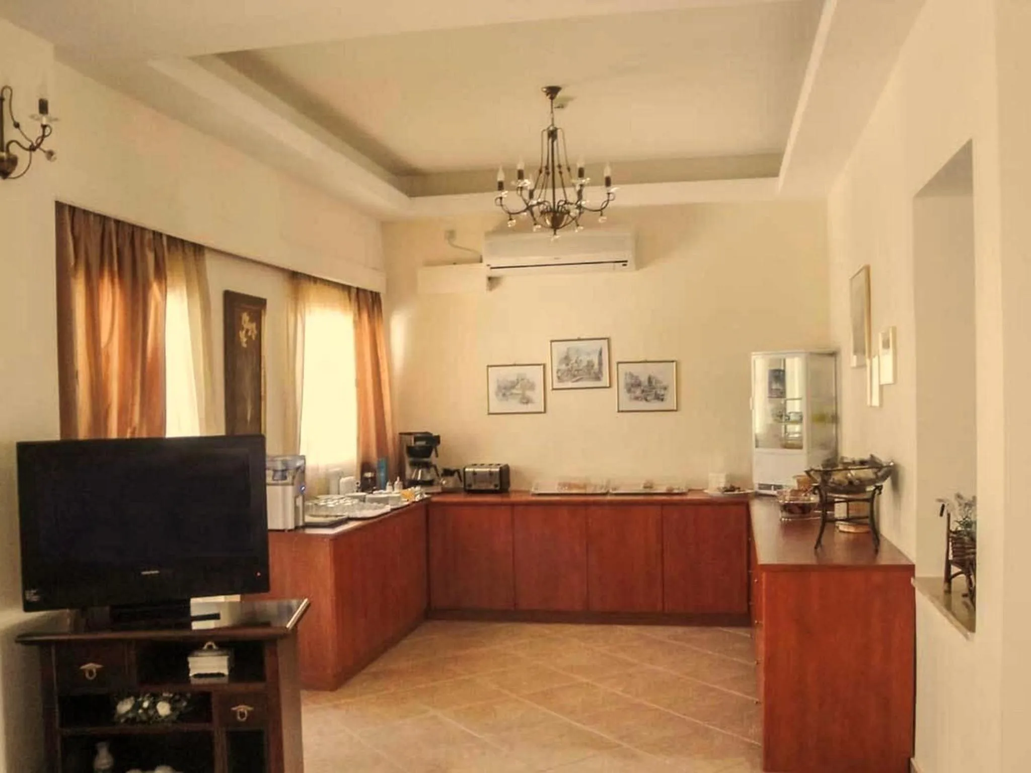 Restaurant/places to eat in Nefeli Hotel