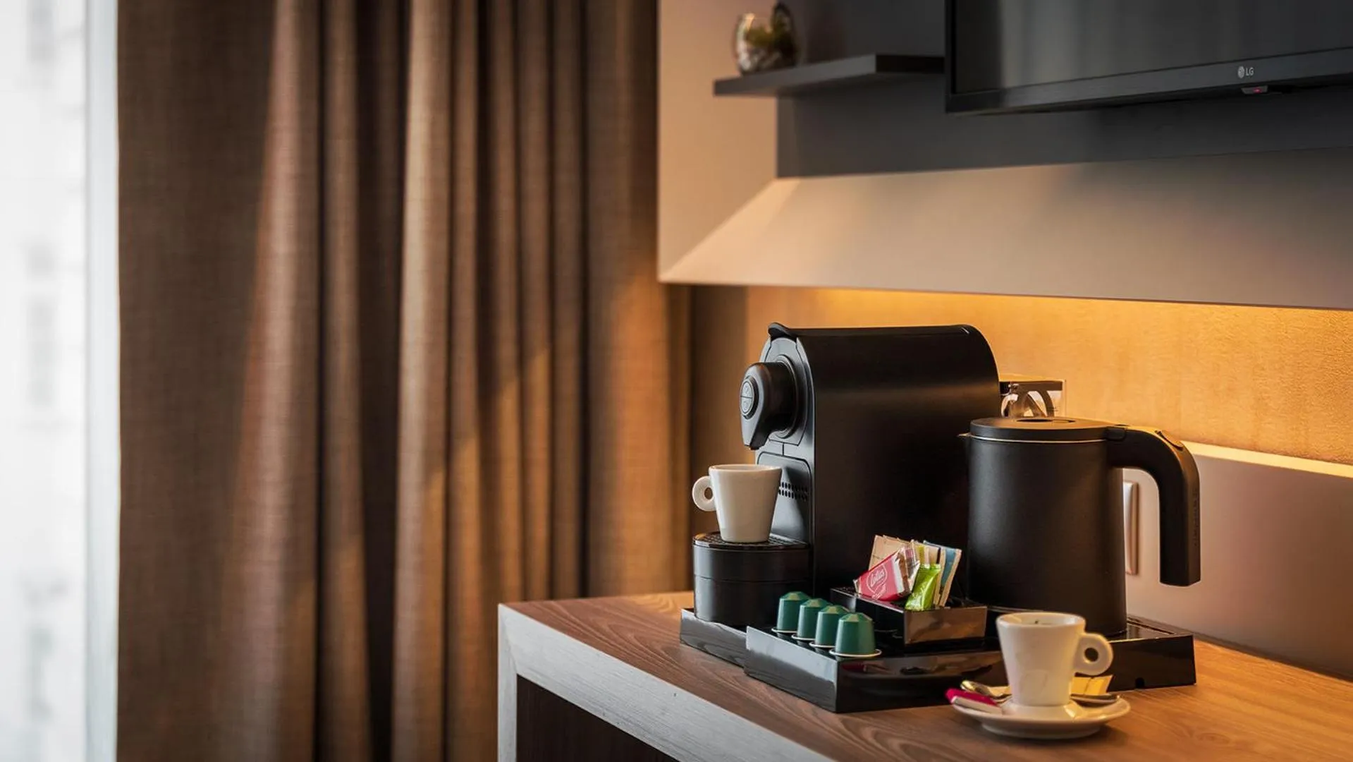 Coffee/tea facilities in Nefeli Hotel