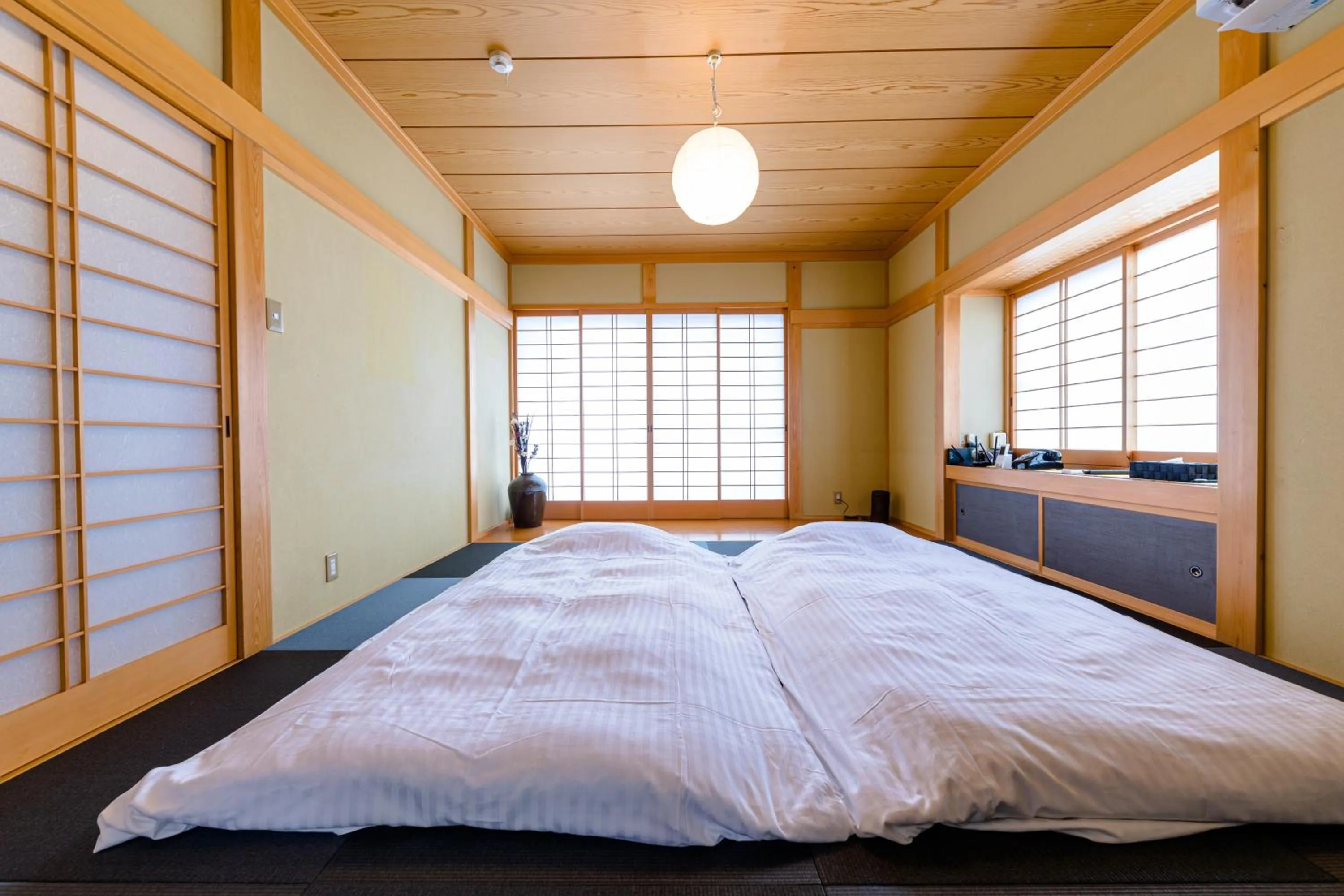 Bed in 130平米 和モダン邸宅 非日常を愉しむ 最大20名宿泊可 iine