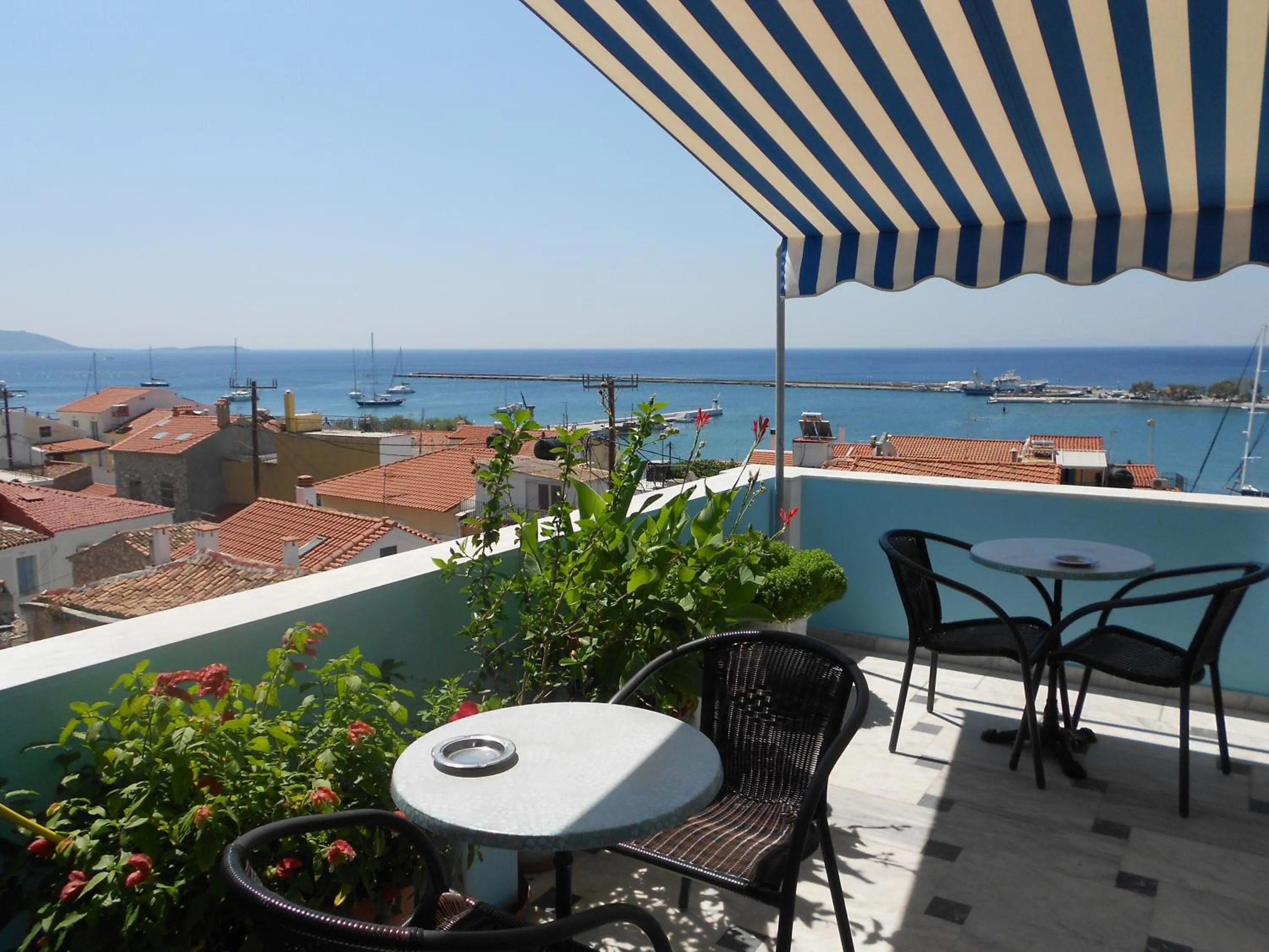Coffee/tea facilities in Zorbas Hotel