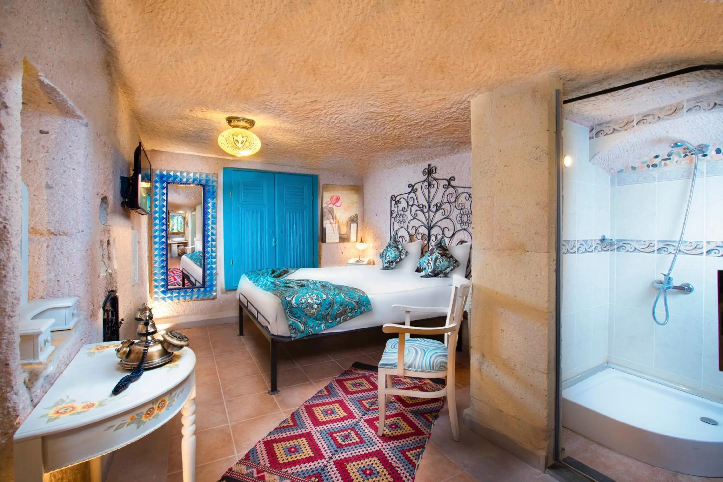 Shower, Bed in Cappadocia Fairy Chimneys Selfie Cave Hotels - Special Class