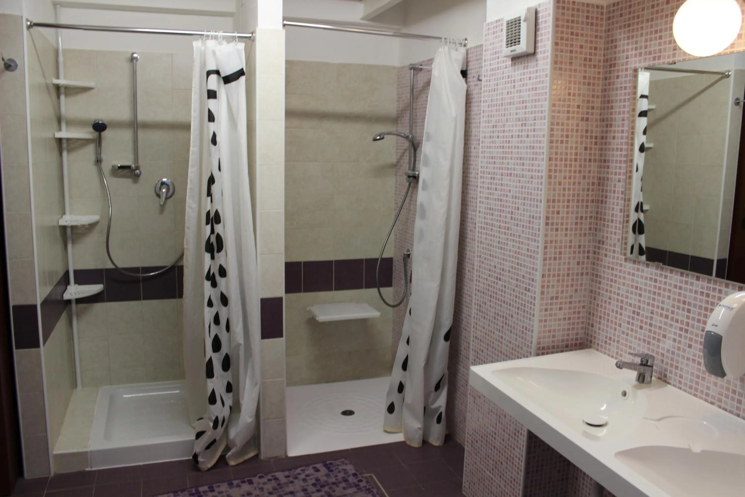 Bathroom in Hostel Colours