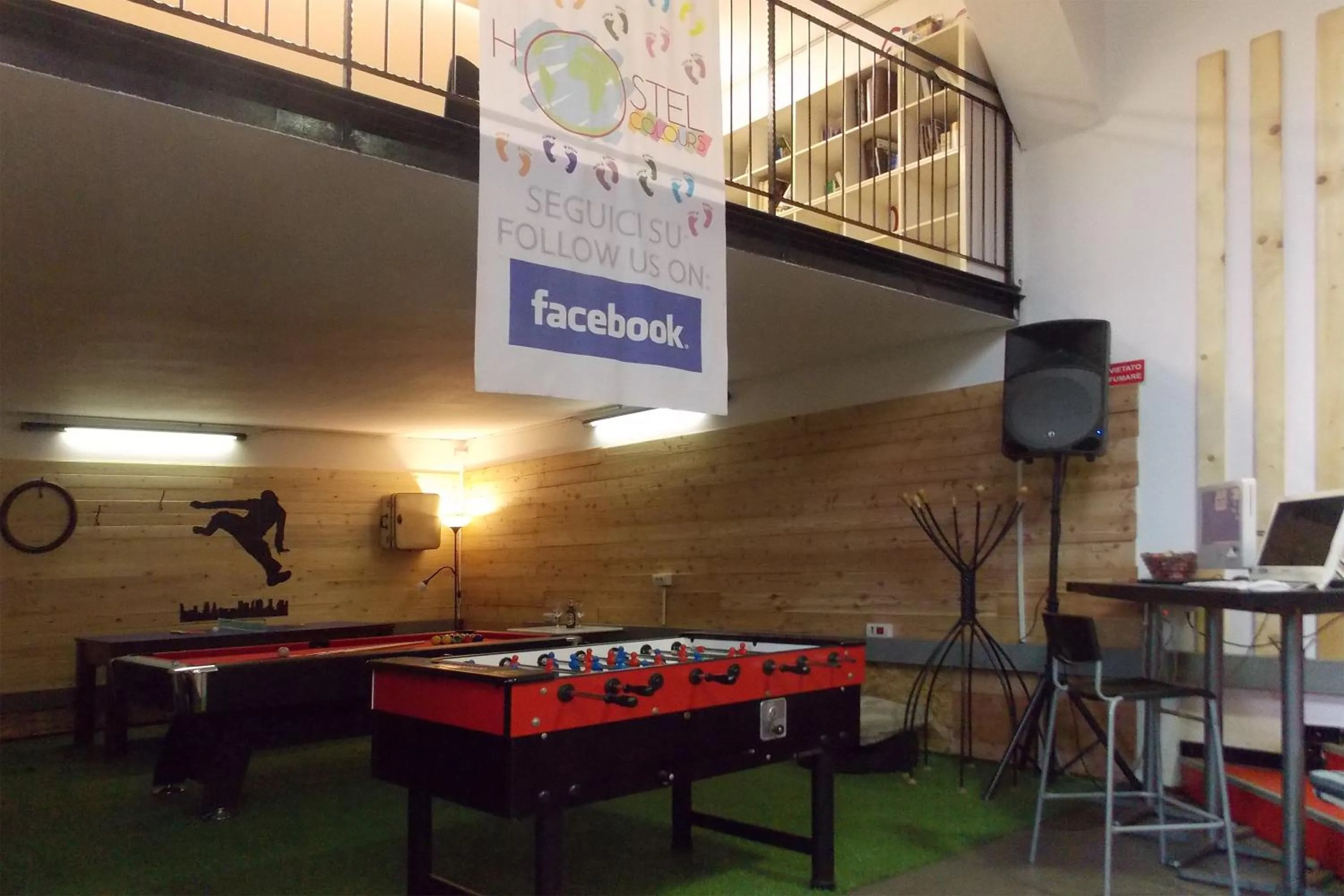 Billiard in Hostel Colours