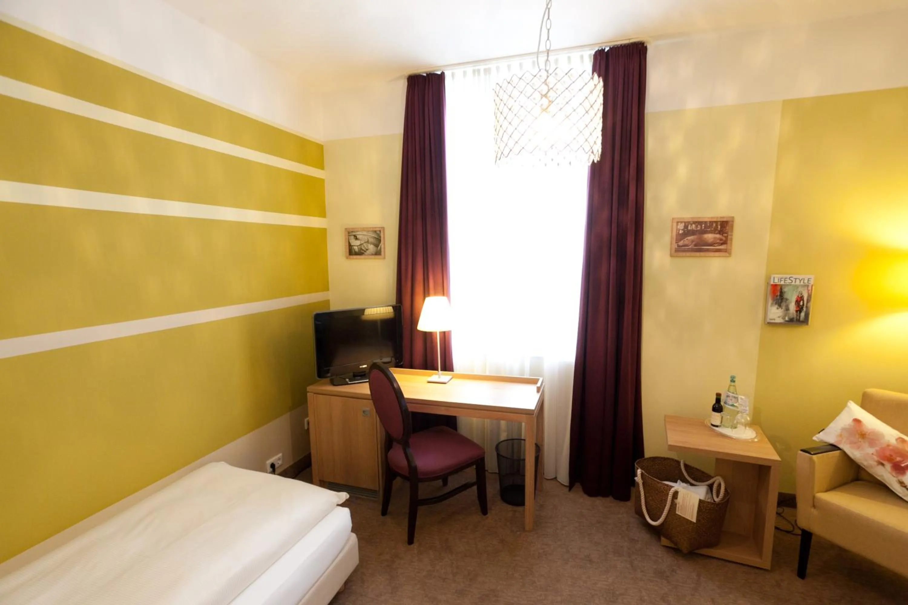 Photo of the whole room, Bed in Hotel Schepers