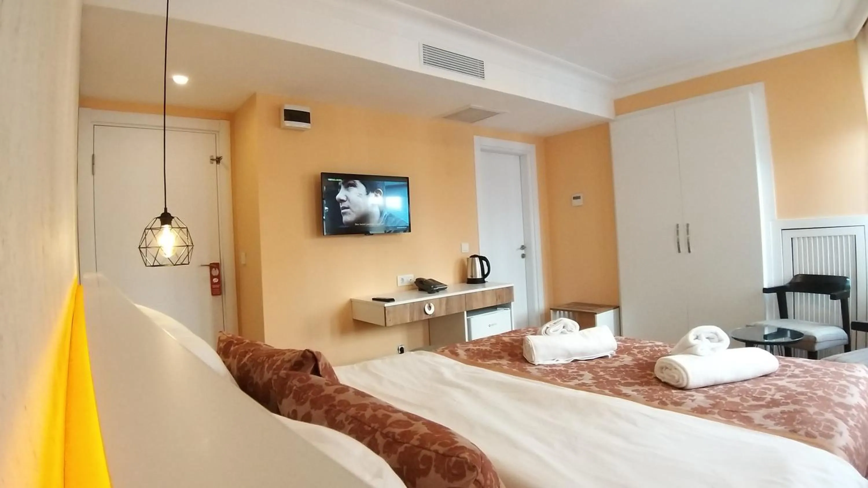 Communal lounge/ TV room, Bed in Galata Door Hotel