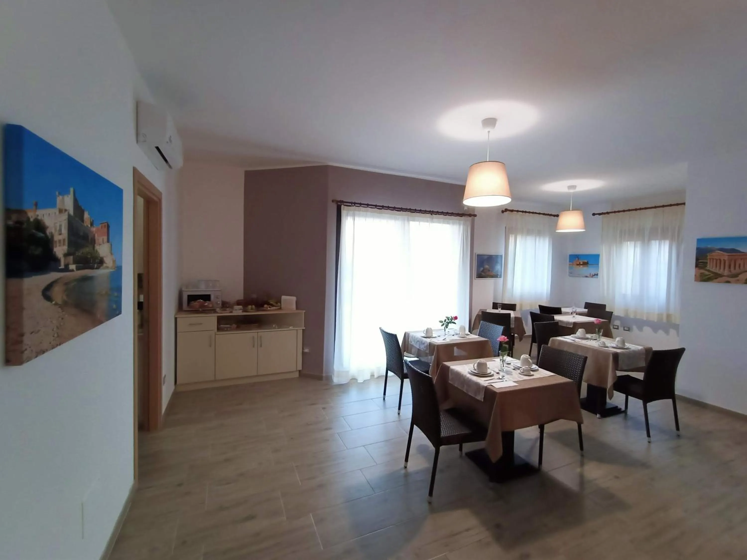 Dining area in B&B Villa Sara Falconara