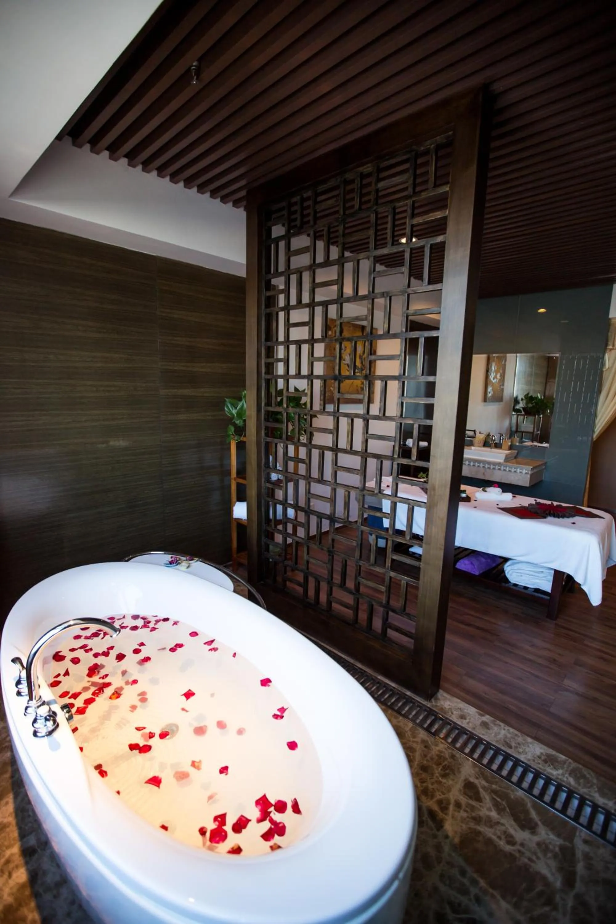 Spa and wellness centre/facilities in The Center Hotel Weihai