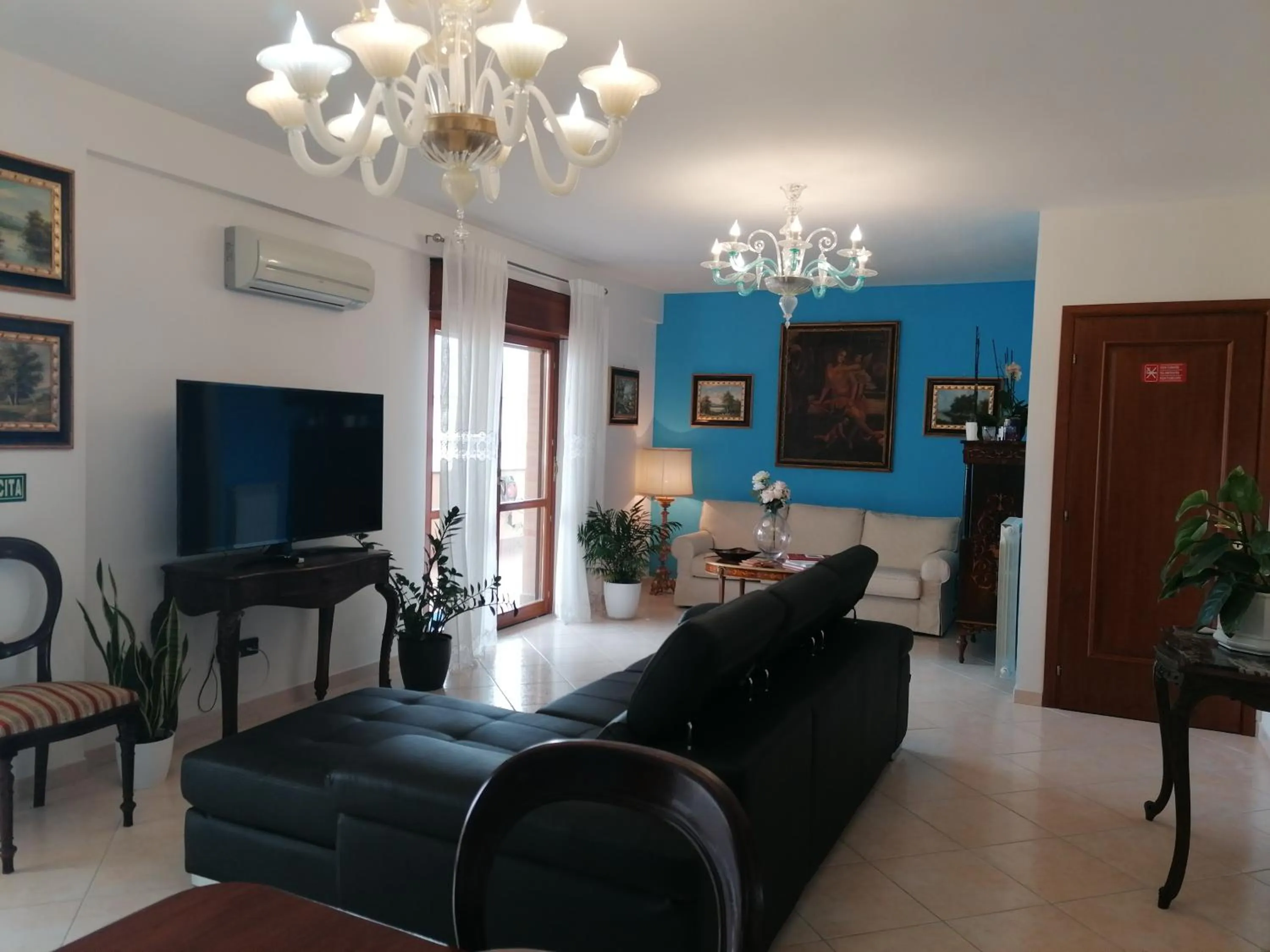 Communal lounge/ TV room in B&BYanet's Beautiful House