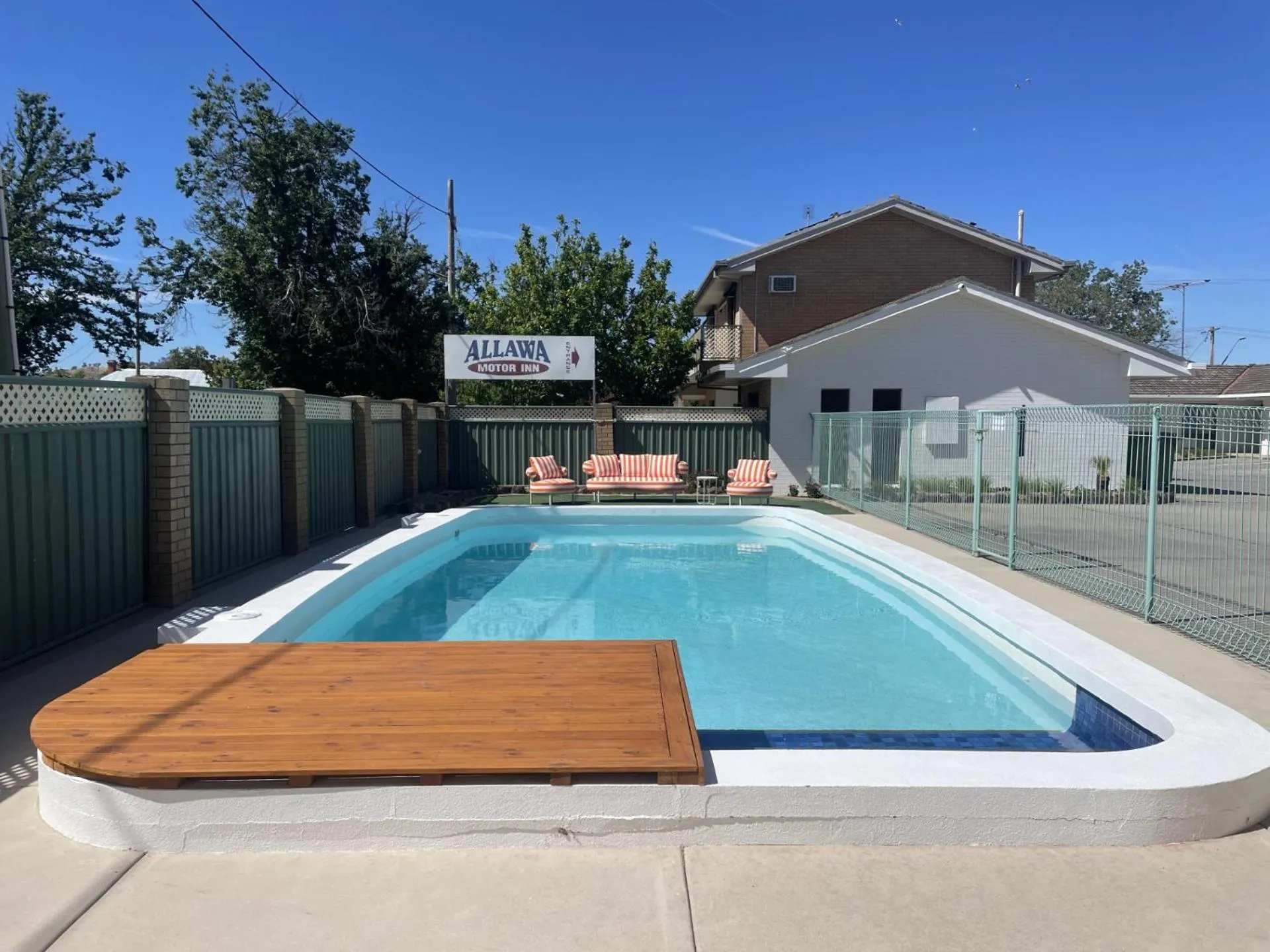 Swimming pool in Albury Allawa Motor Inn