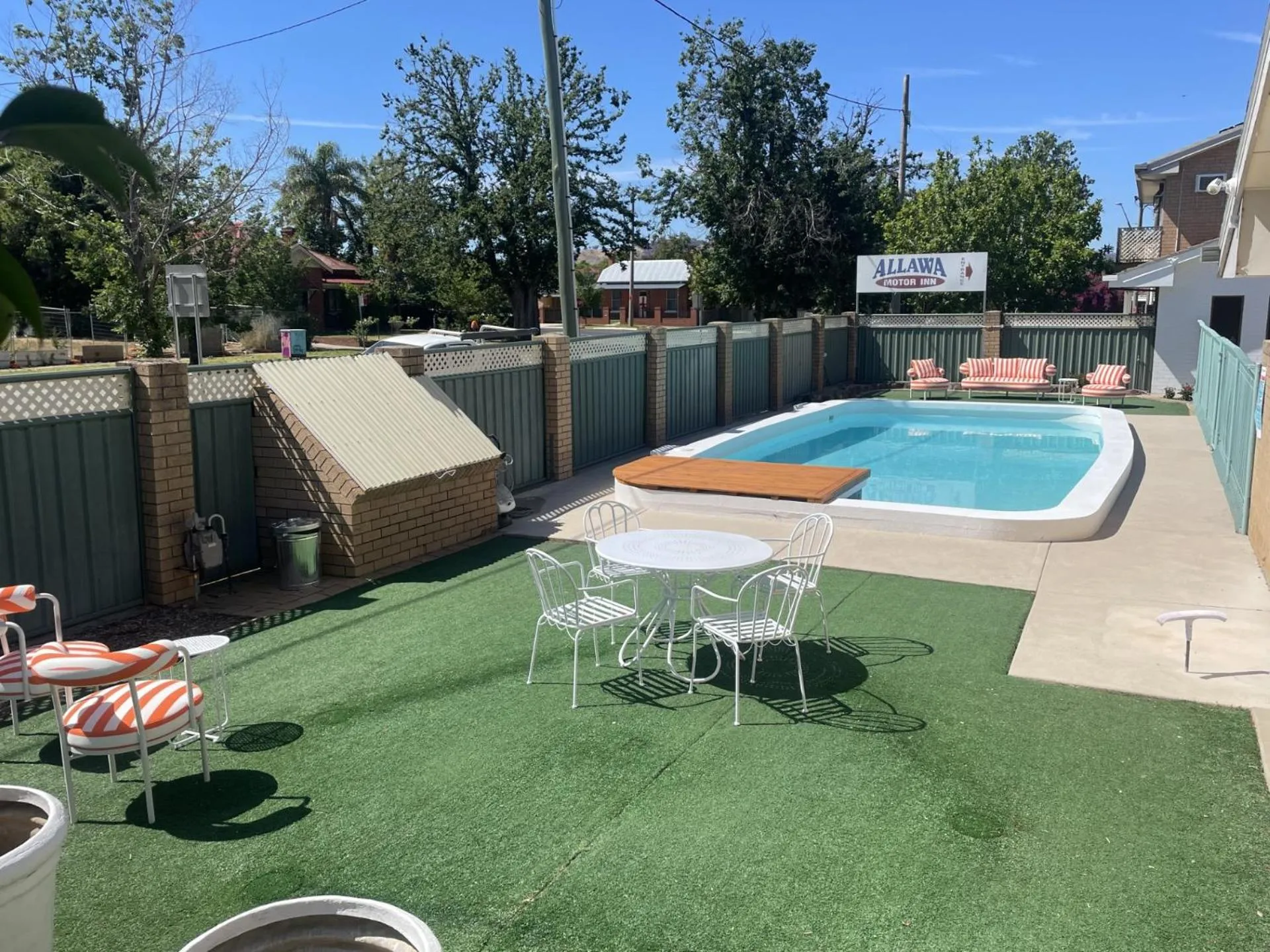 Swimming pool in Albury Allawa Motor Inn