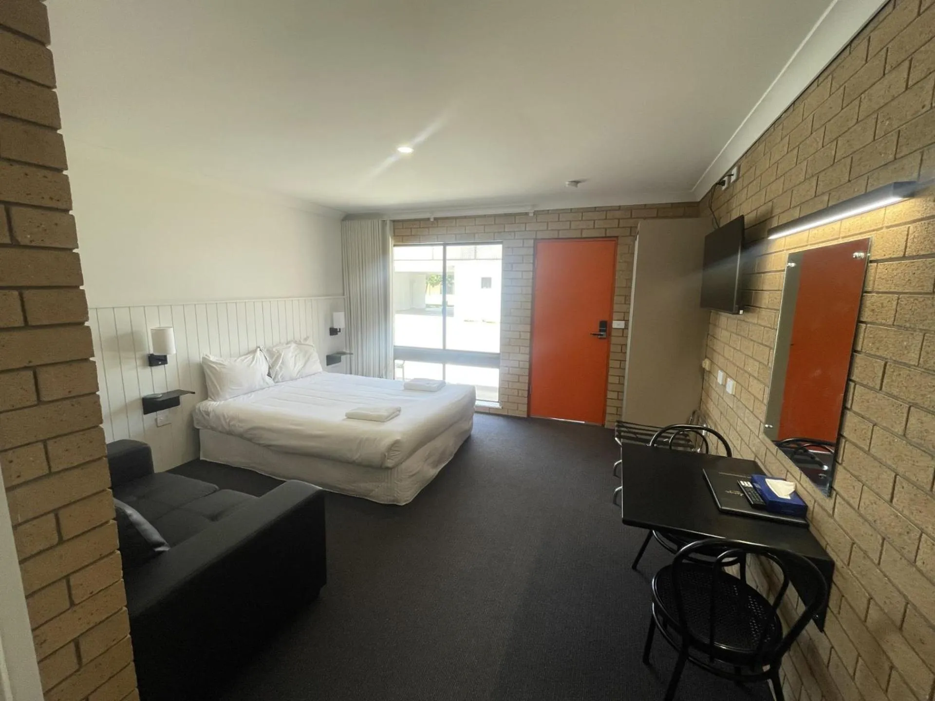 Seating area, Bed in Albury Allawa Motor Inn