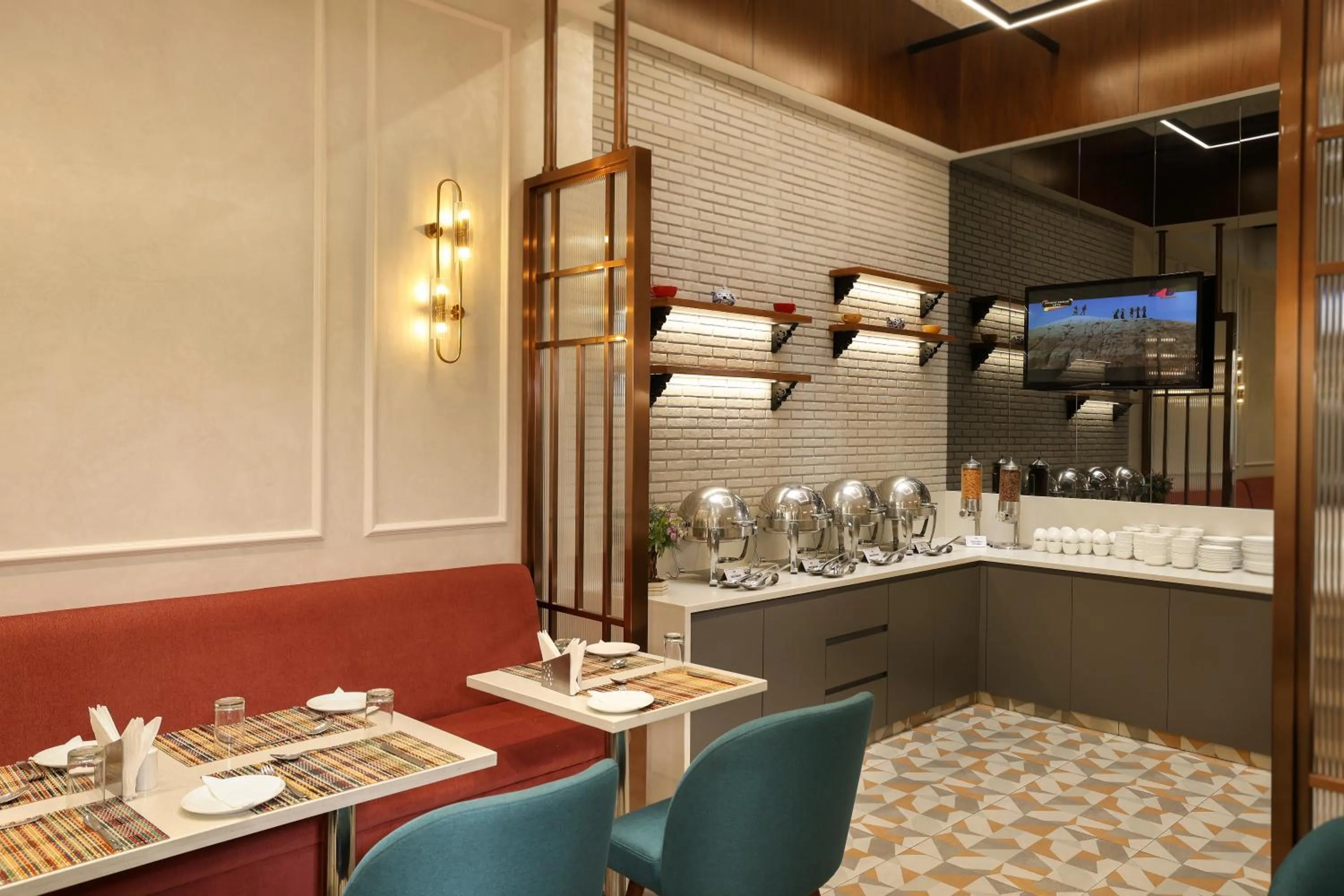 Restaurant/places to eat in Indus Biznotel