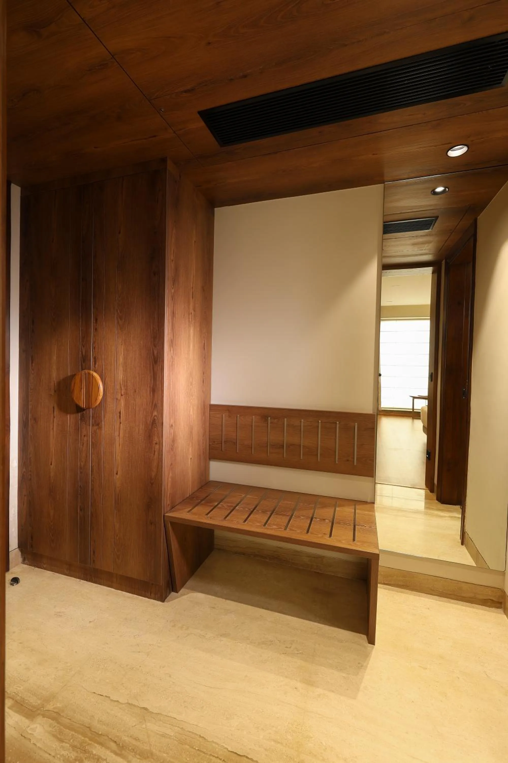 wardrobe in Indus Biznotel