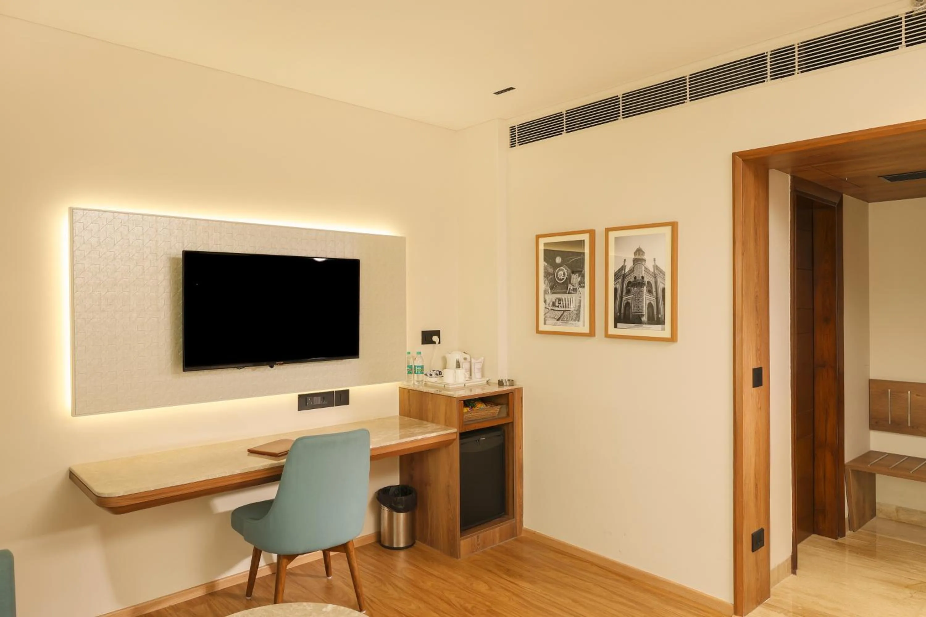 TV and multimedia in Indus Biznotel