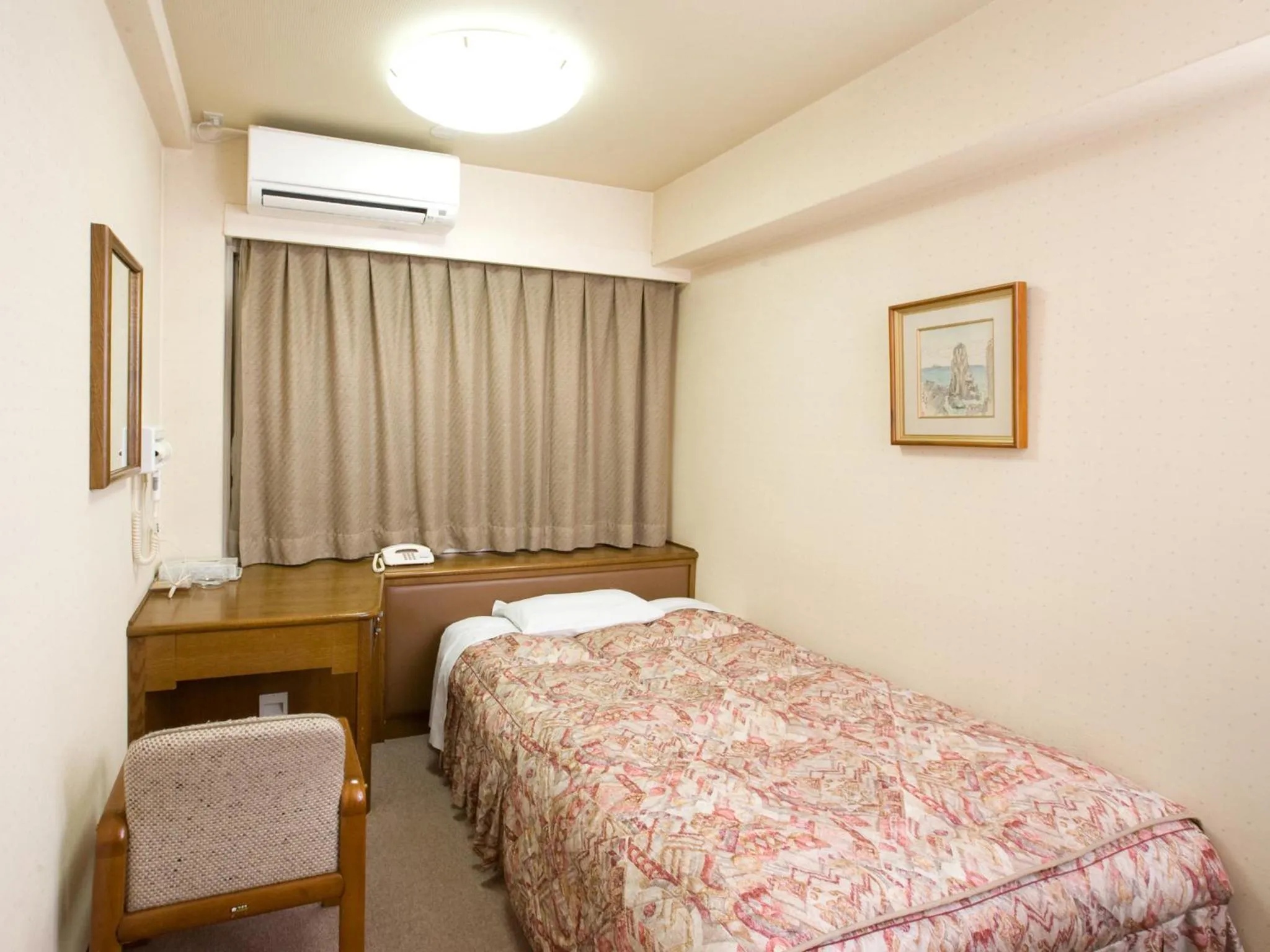 Photo of the whole room, Bed in Sansuien