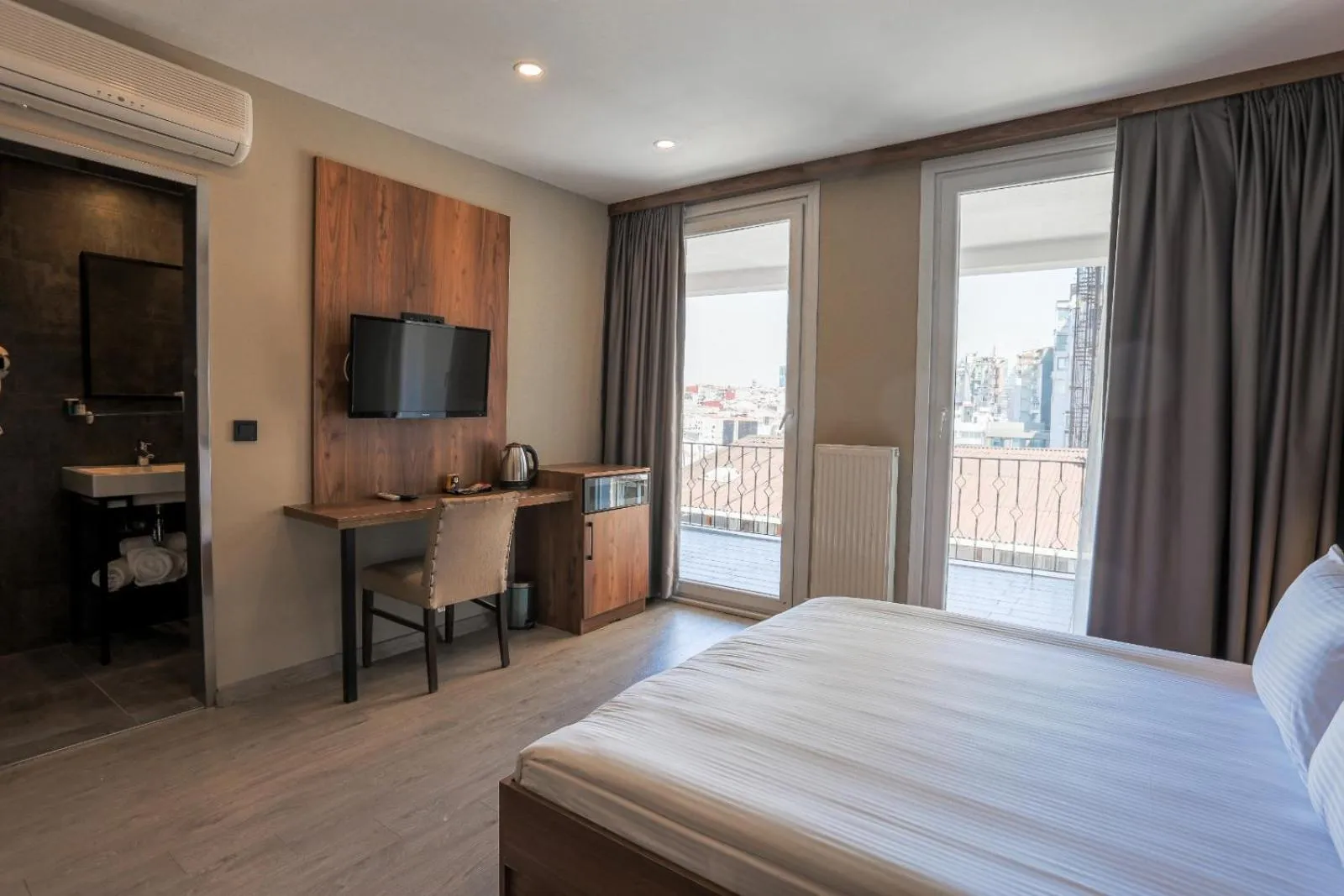 Photo of the whole room, Bed in Arach Hotel Harbiye