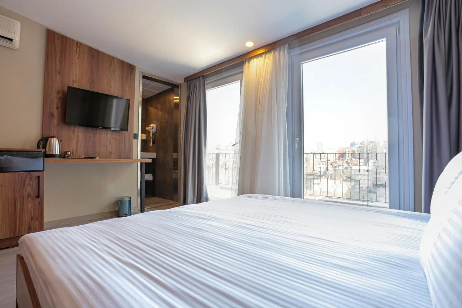 Photo of the whole room, Bed in Arach Hotel Harbiye