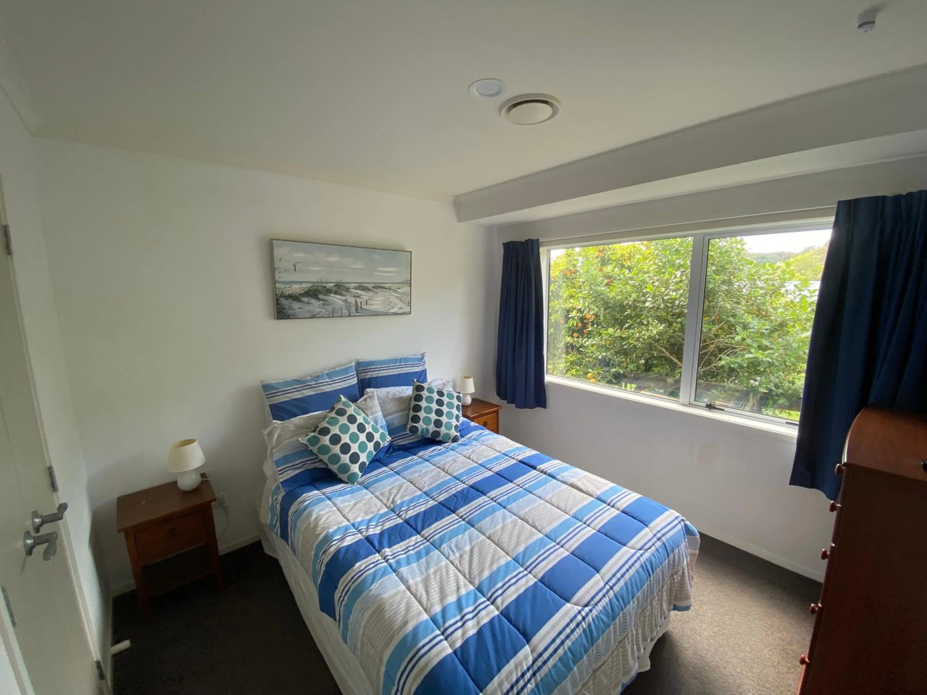 Property building, Bed in Hahei Haven - Hahei Holiday Home