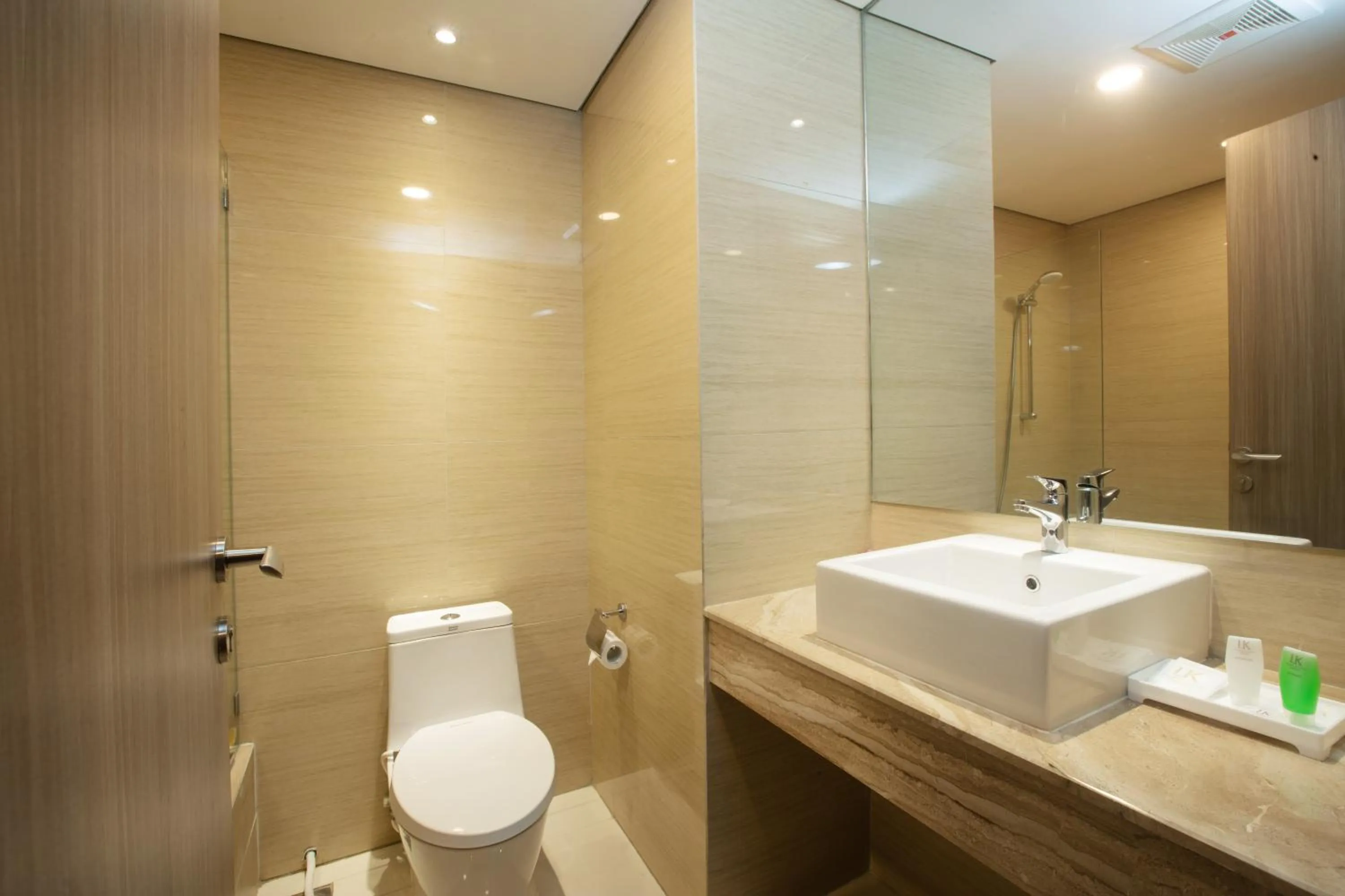 Toilet in Louis Kienne Cikarang Hotel & Service Apartment