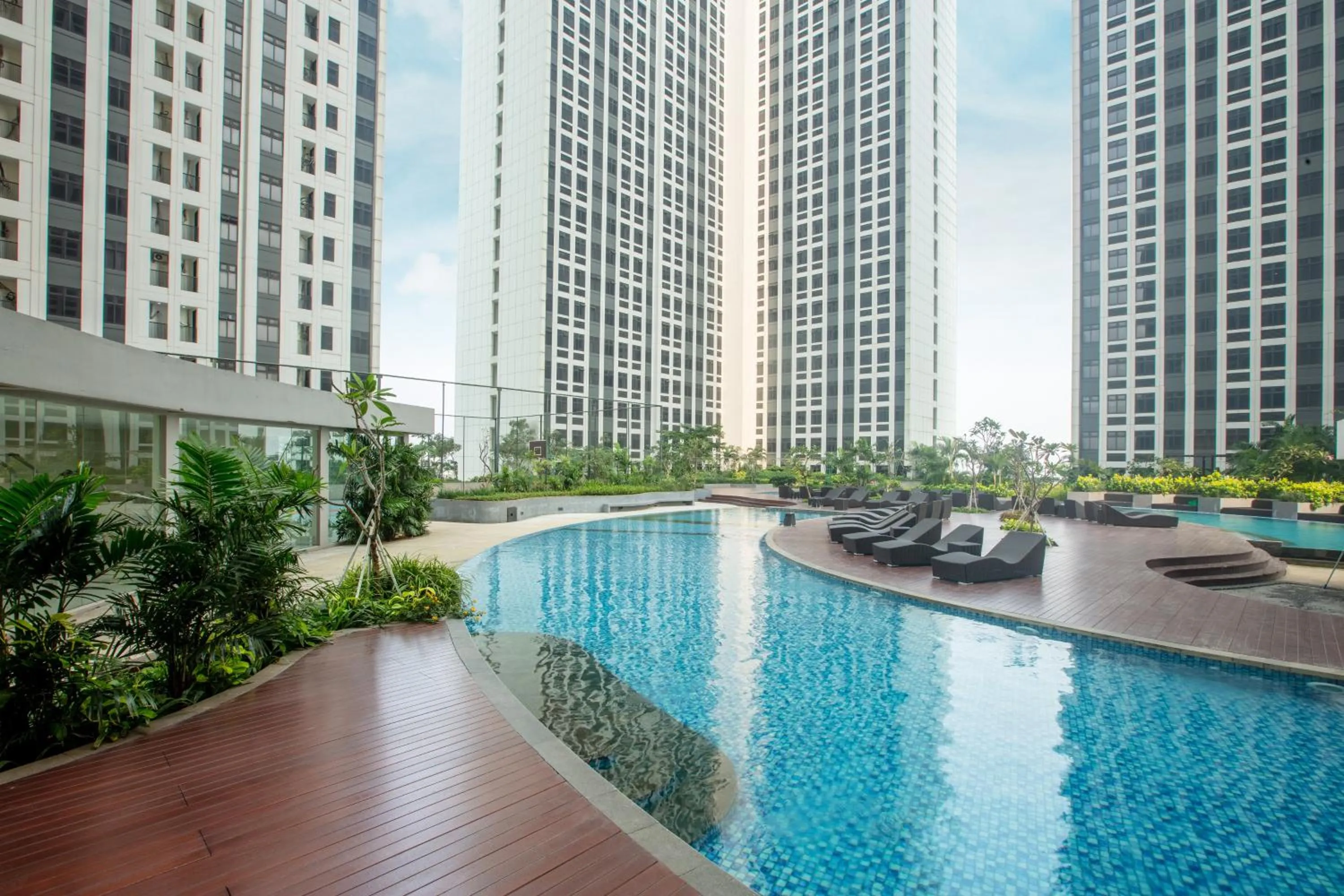 Swimming pool in Louis Kienne Cikarang Hotel & Service Apartment