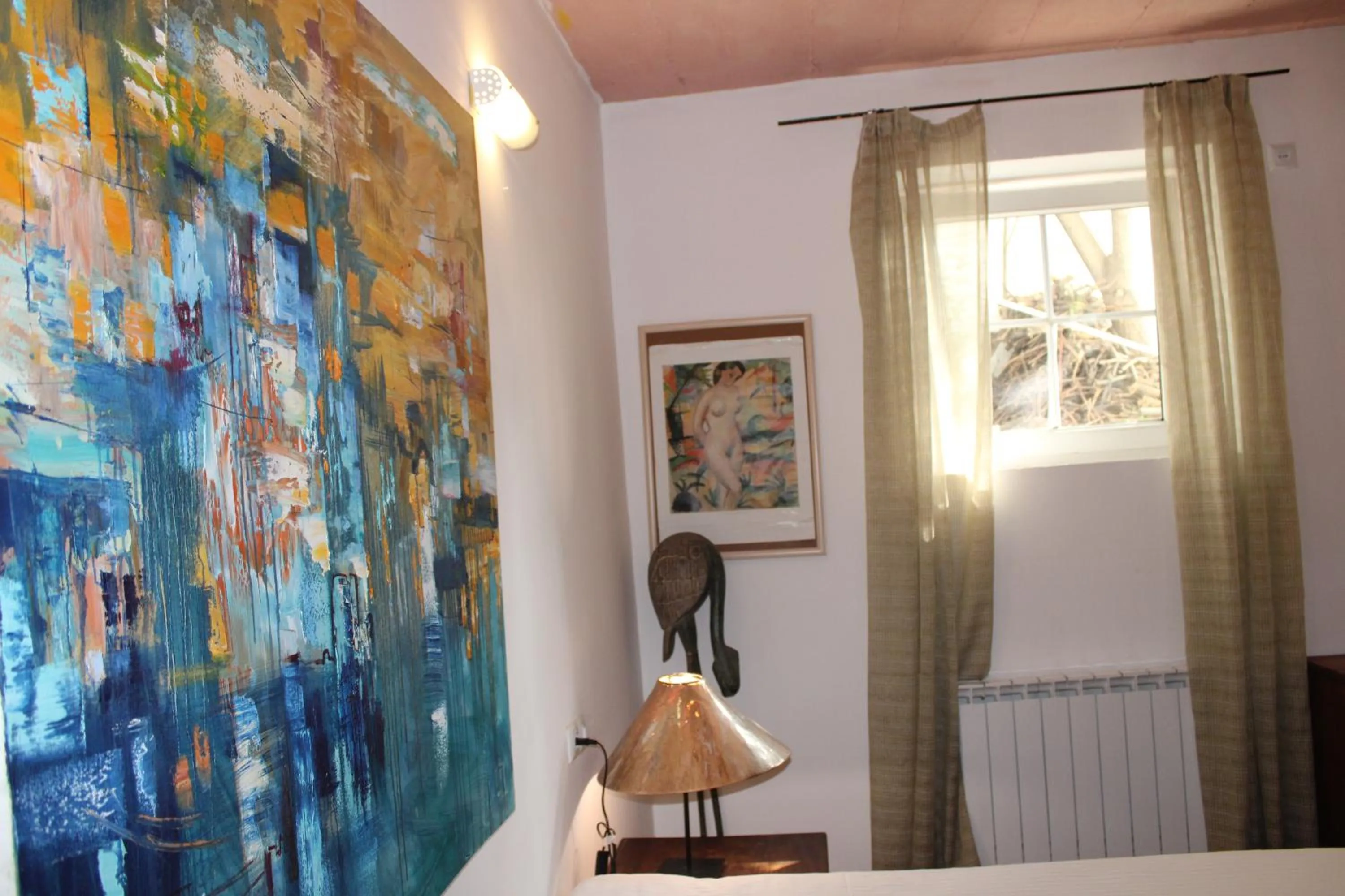 Photo of the whole room in JR's House