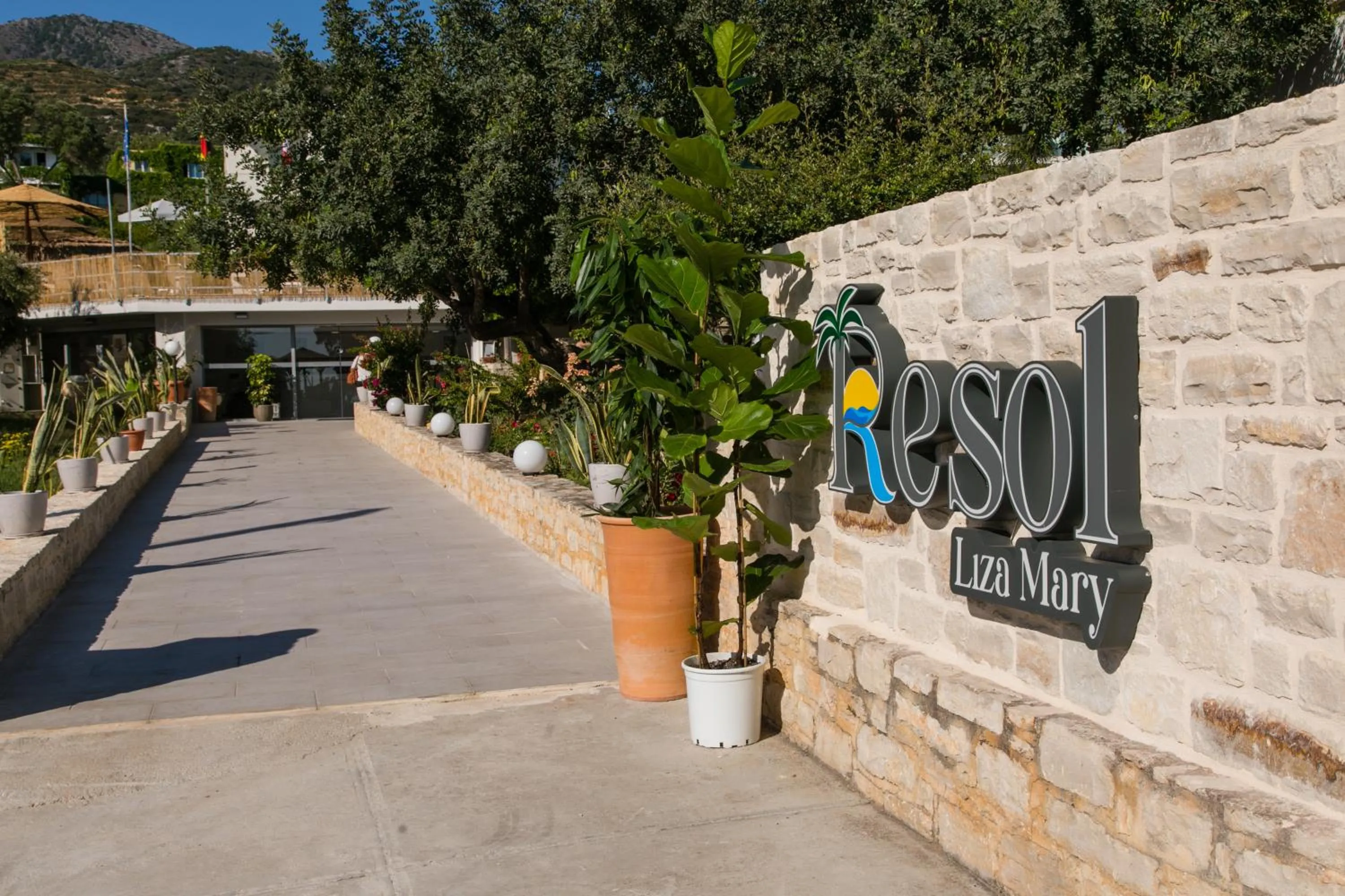 Facade/entrance in Resol Hotel