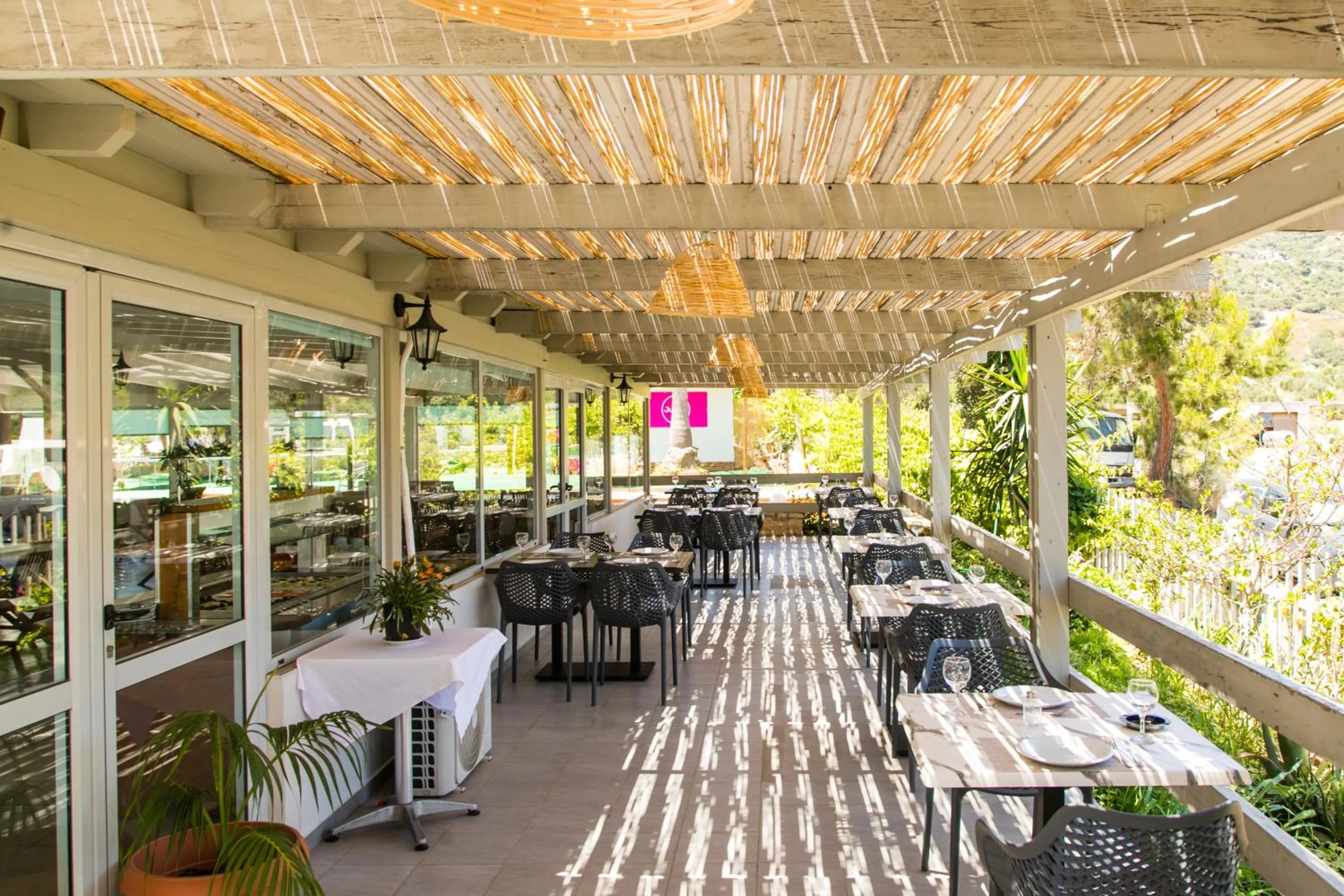 Restaurant/places to eat in Resol Hotel