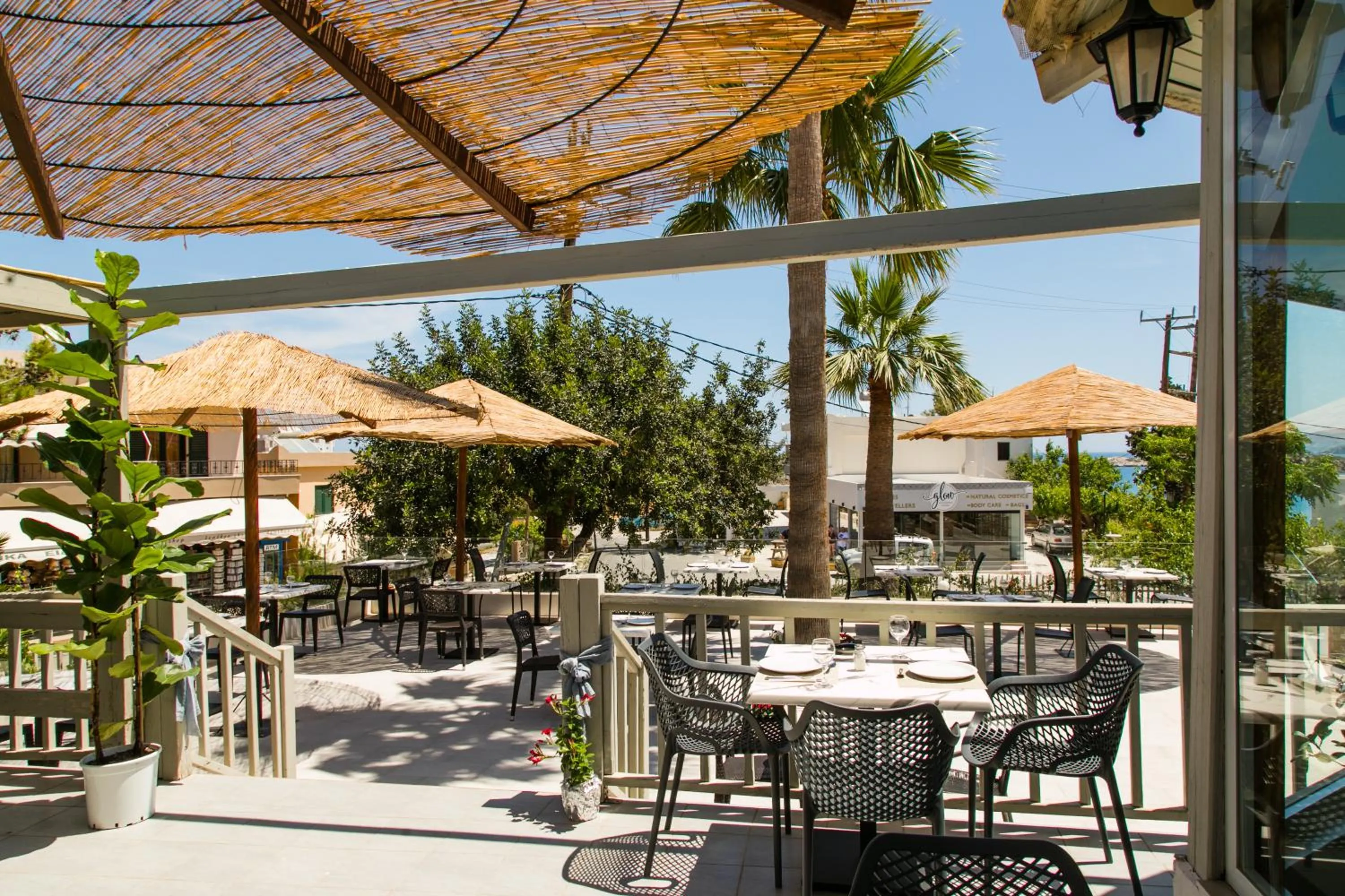 Restaurant/places to eat in Resol Hotel