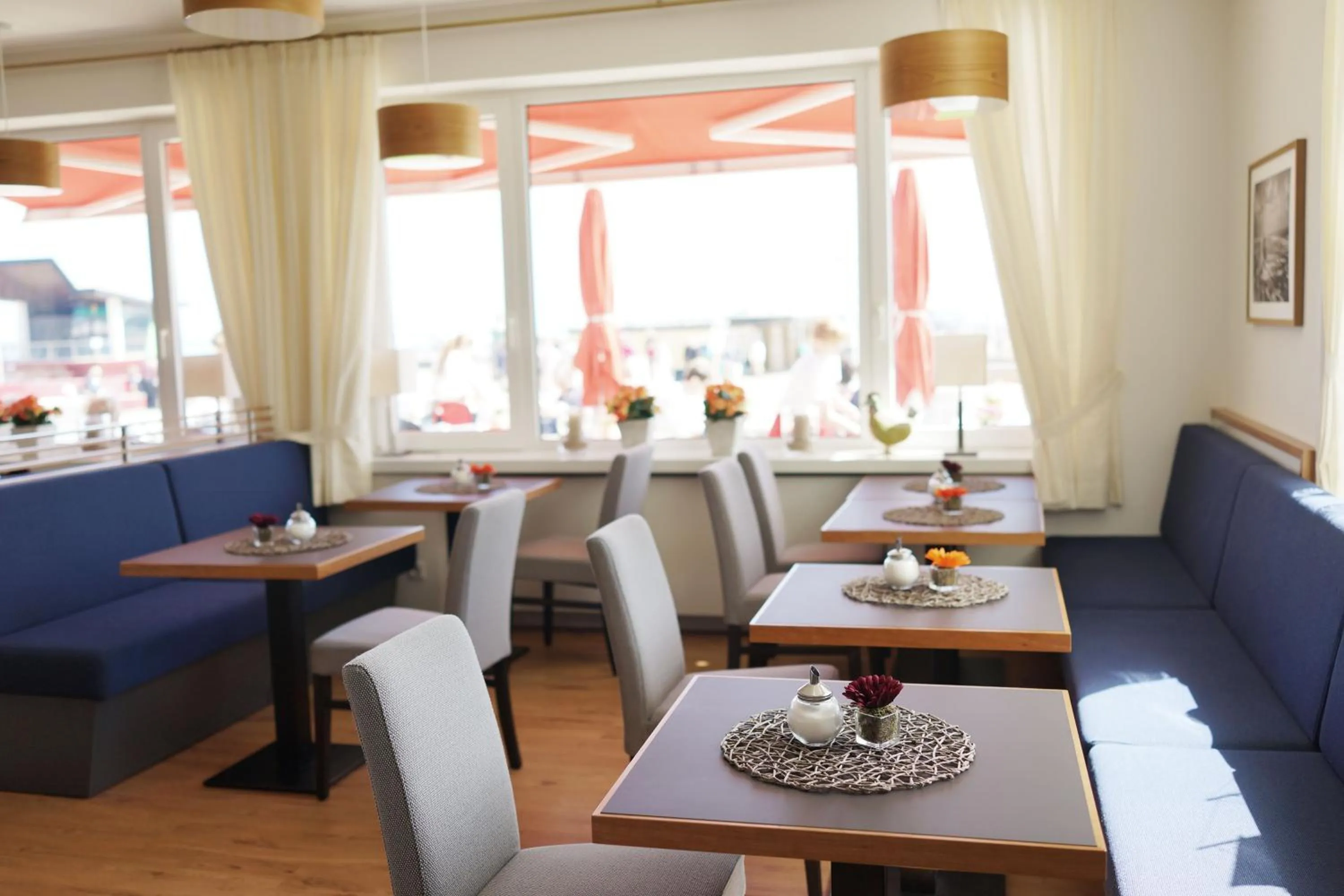 Restaurant/places to eat in Hanseat