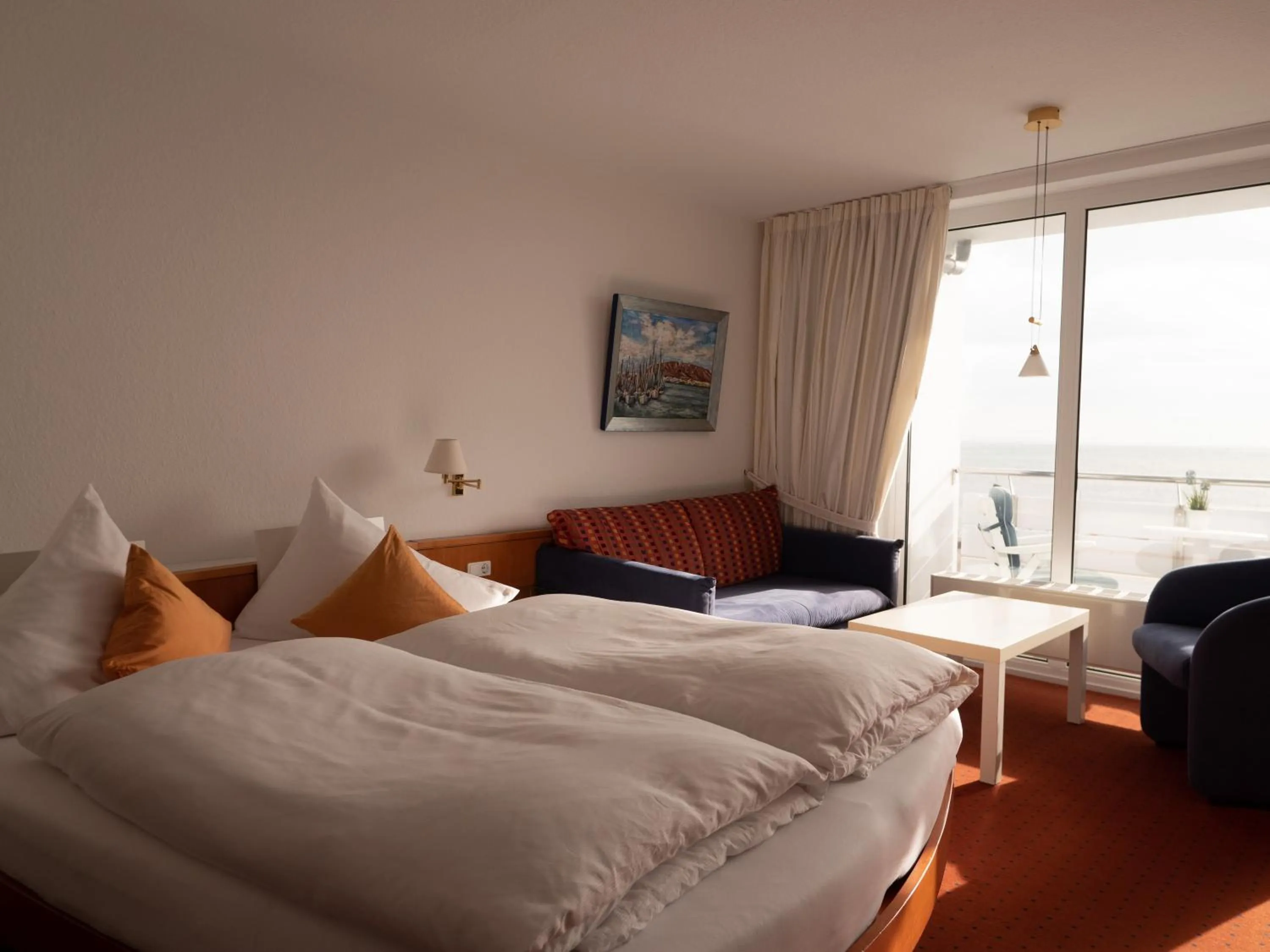 Seating area, Bed in Hanseat