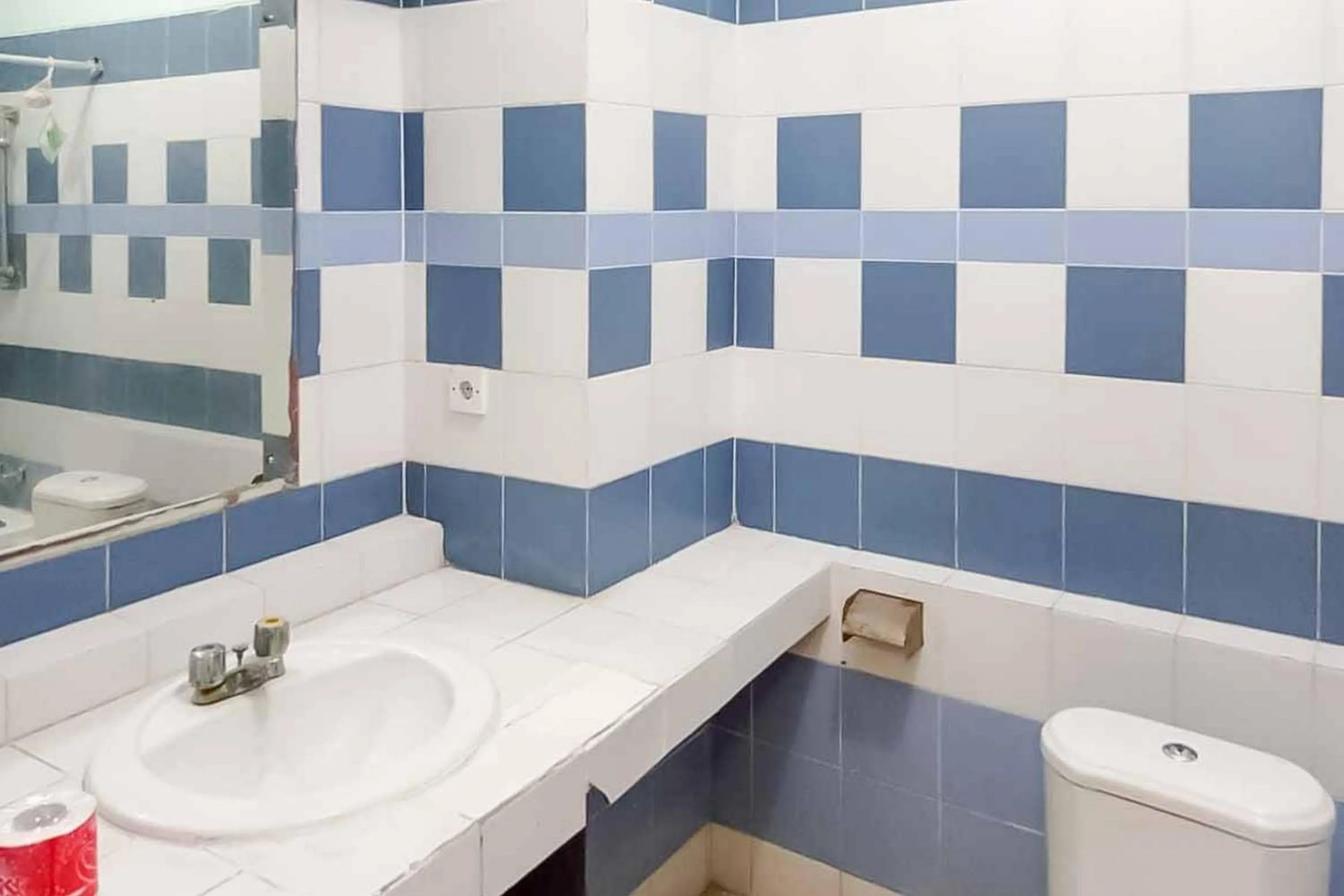 Bathroom in RedDoorz Plus near Tugu Mercusuar Anyer