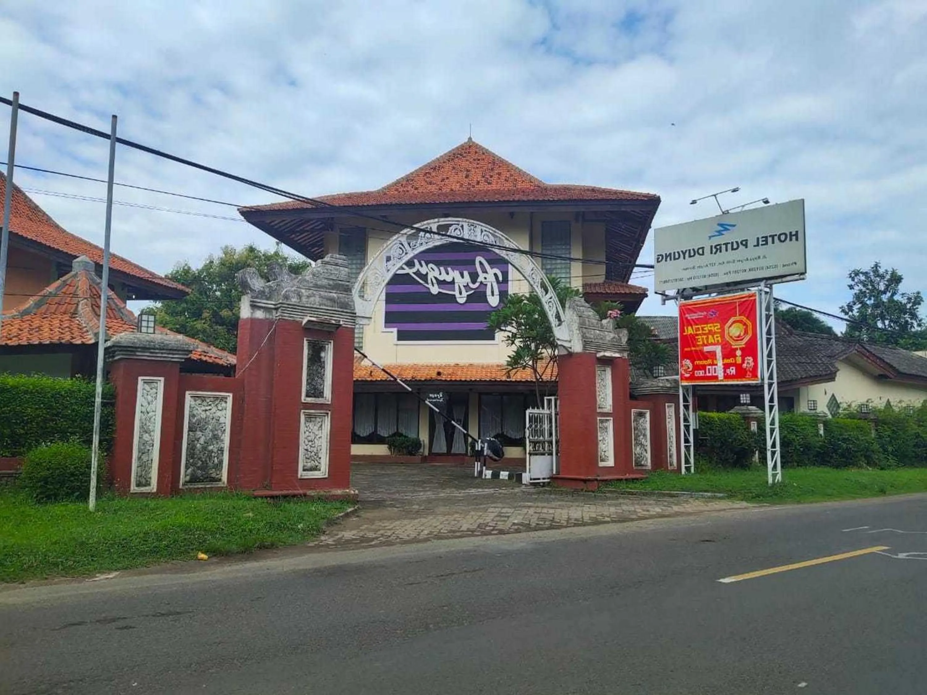 RedDoorz Plus near Tugu Mercusuar Anyer