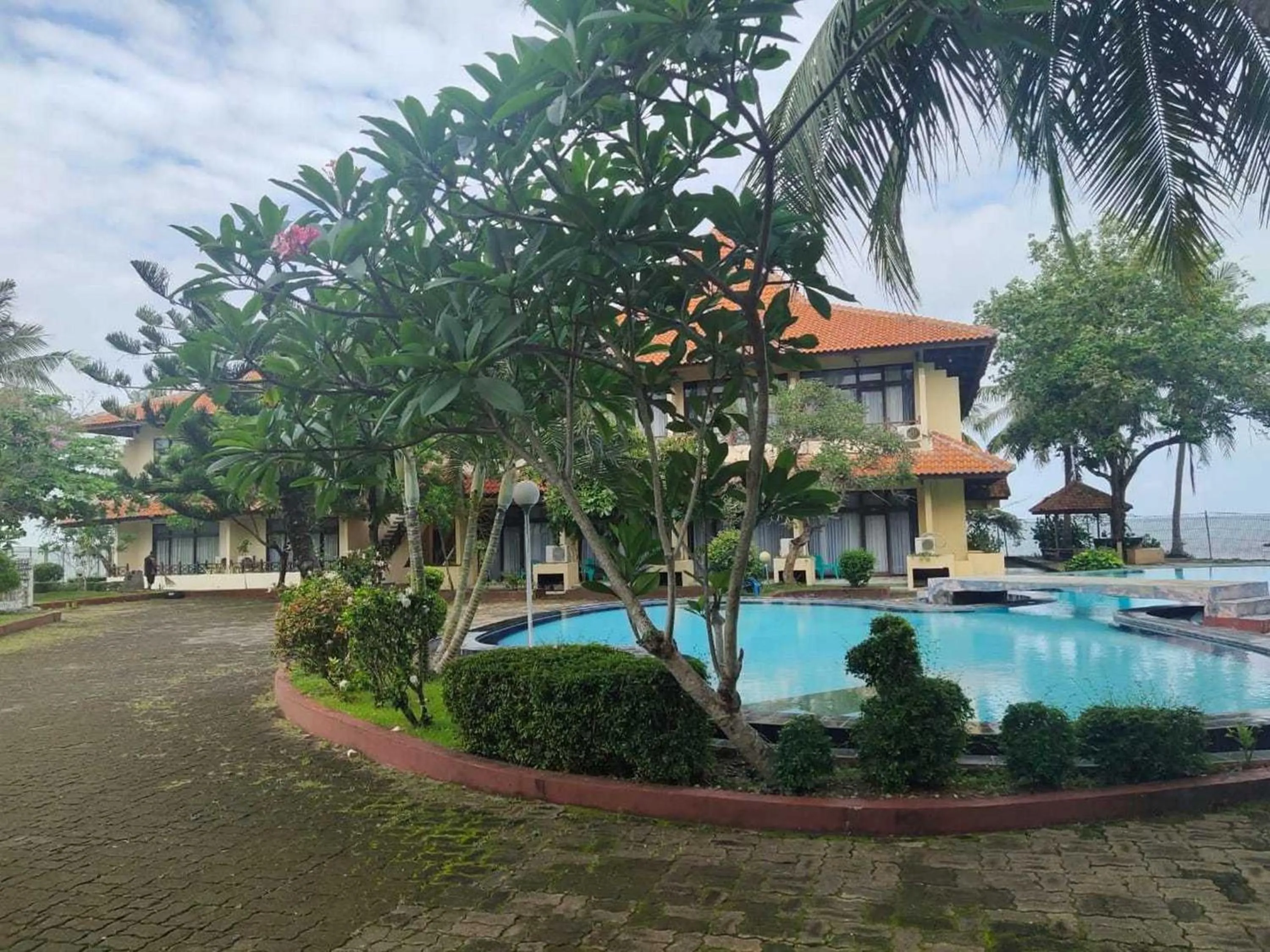 RedDoorz Plus near Tugu Mercusuar Anyer