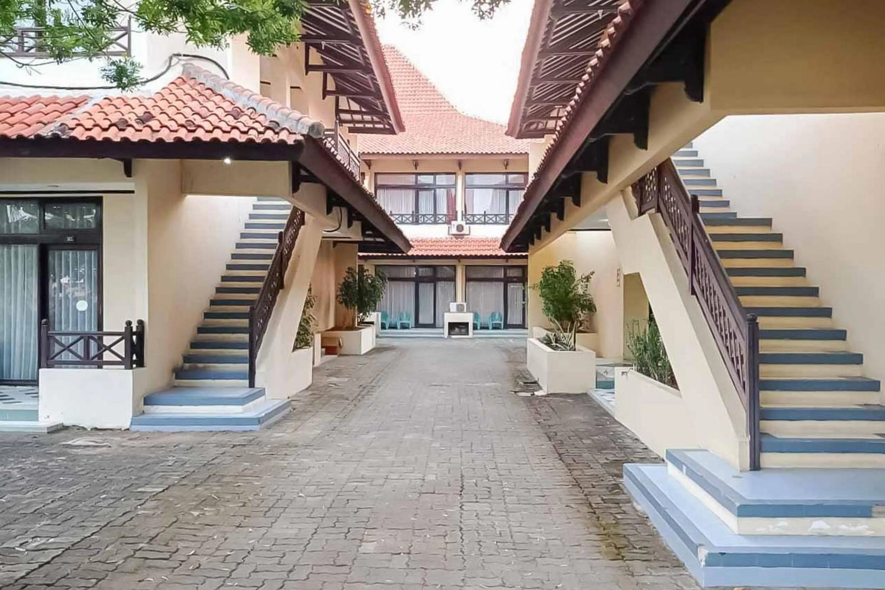 Facade/entrance in RedDoorz Plus near Tugu Mercusuar Anyer
