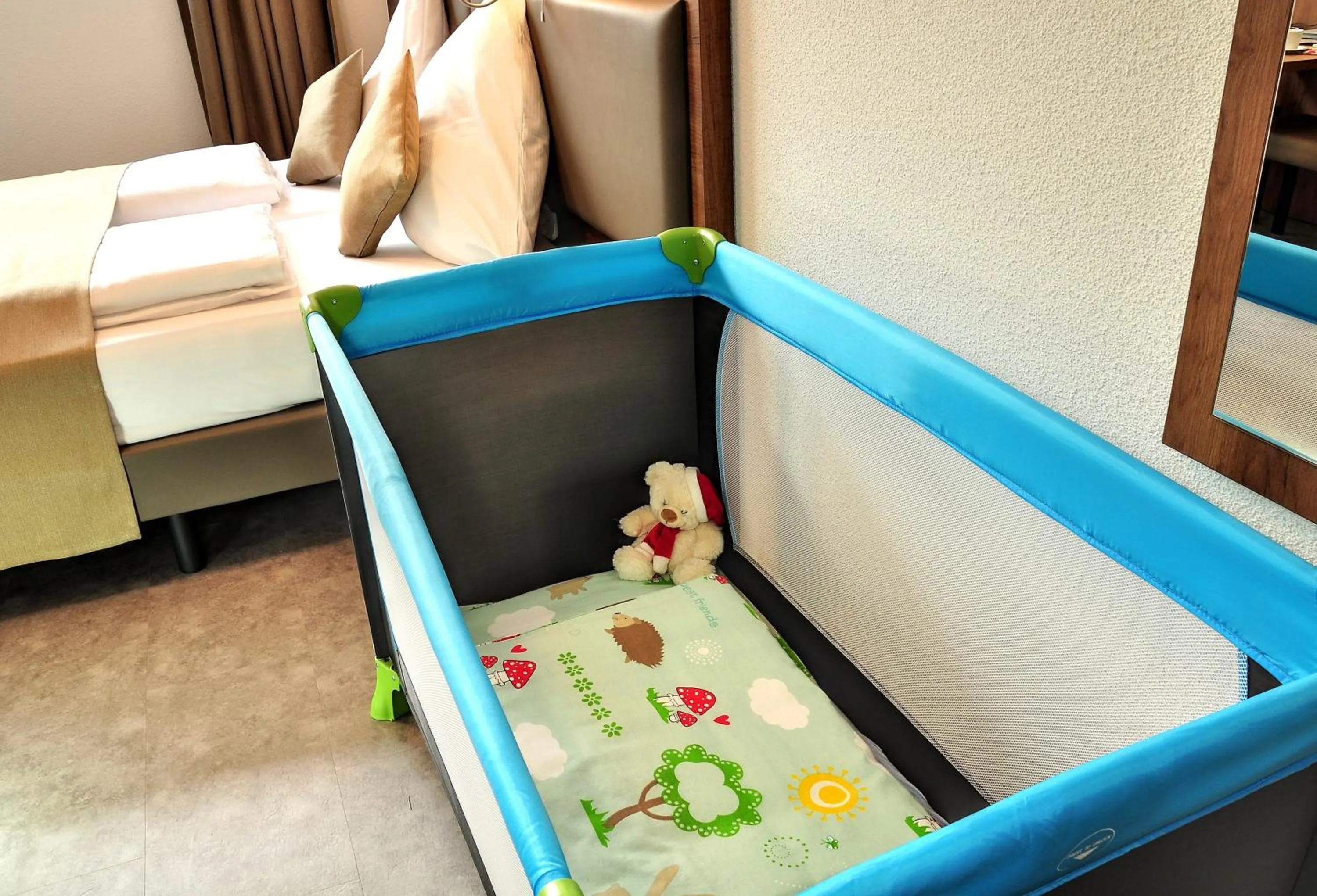 cot, Bed in Motel am Fürfelder Schloss