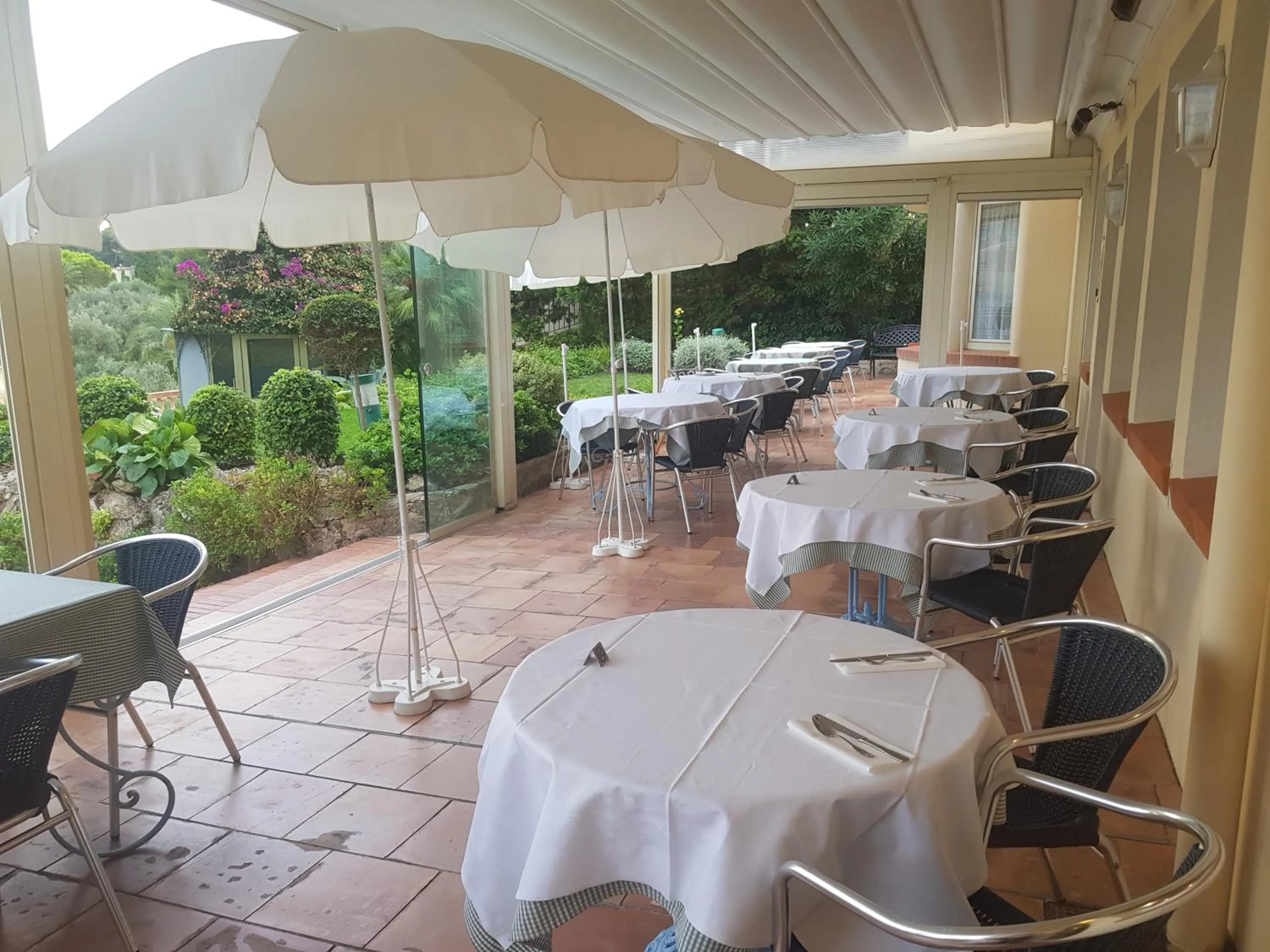 Buffet breakfast in Hôtel de Charme Brise Marine