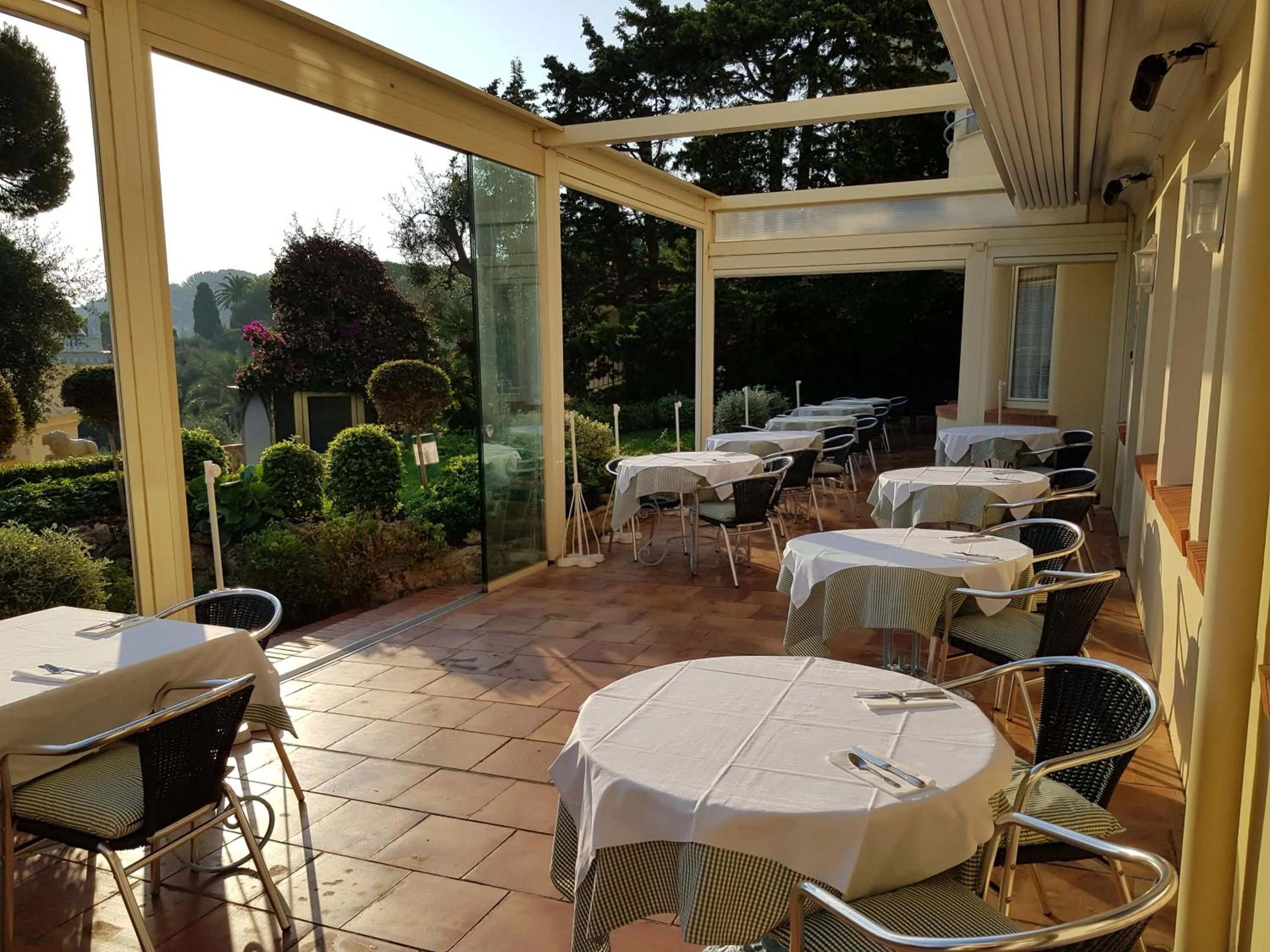 Buffet breakfast in Hôtel de Charme Brise Marine