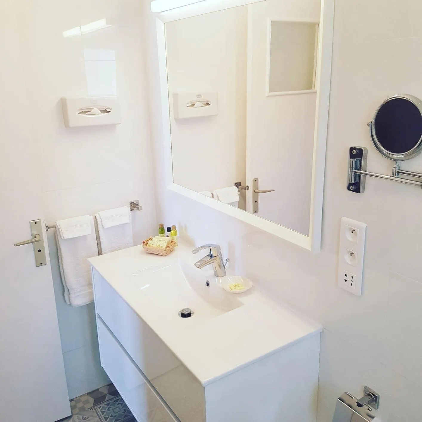 Bathroom in Hôtel de Charme Brise Marine