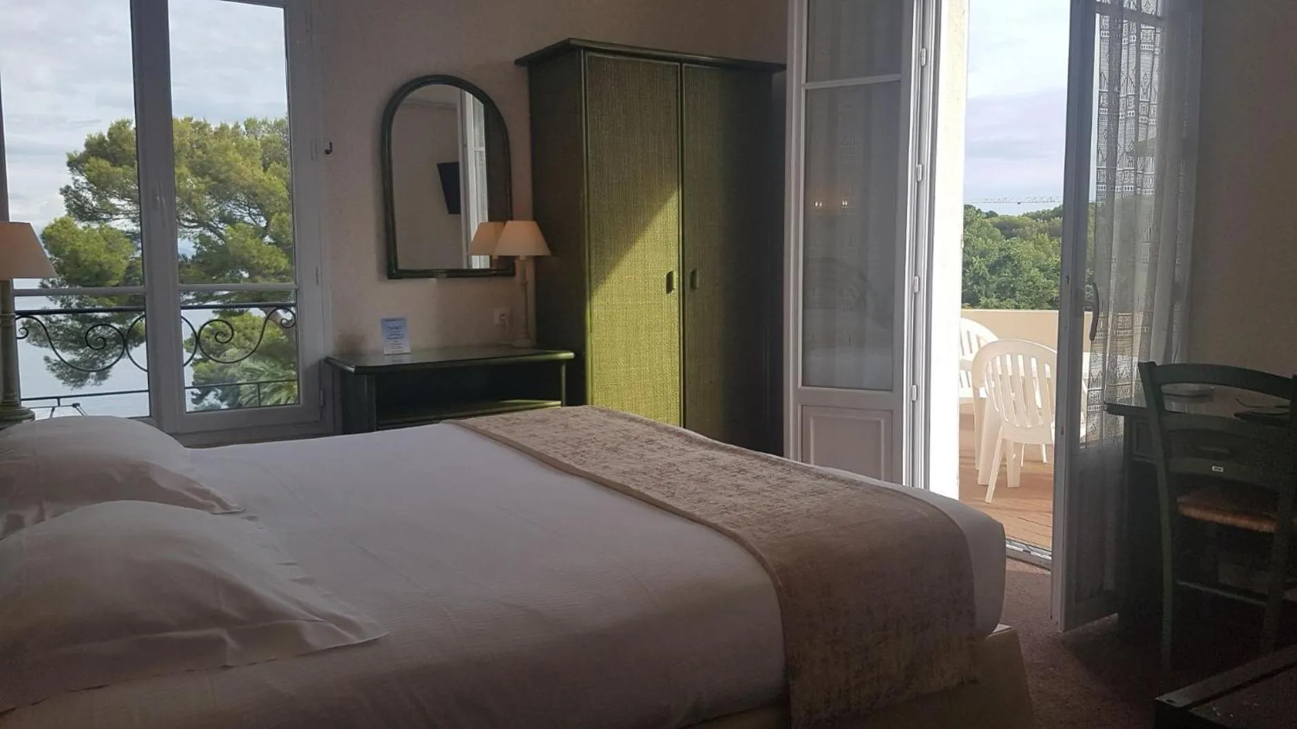 Bed in Hôtel de Charme Brise Marine