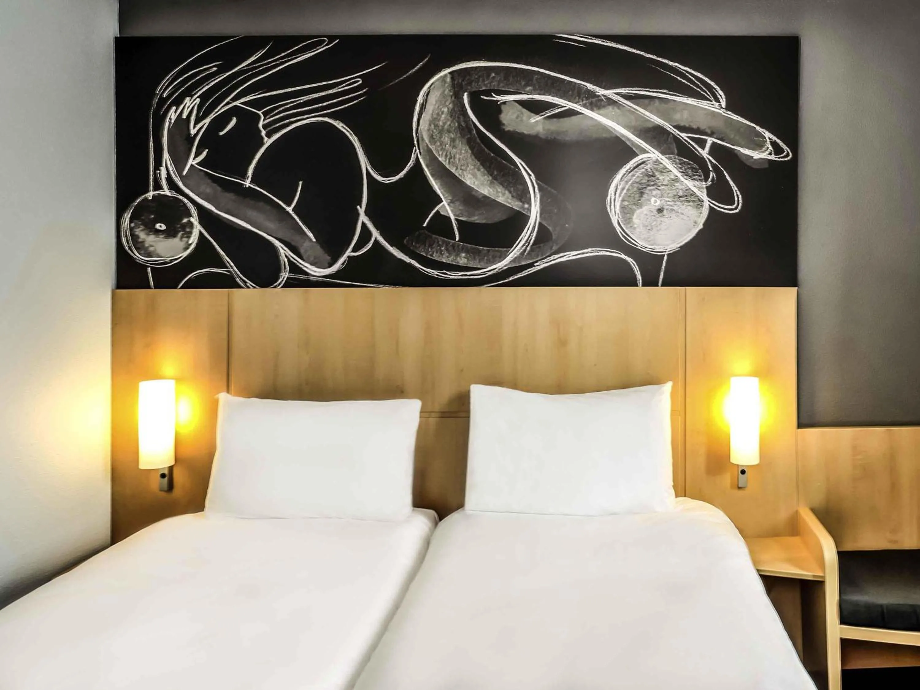 Bedroom, Bed in Ibis Saint-Genis-Pouilly Genève