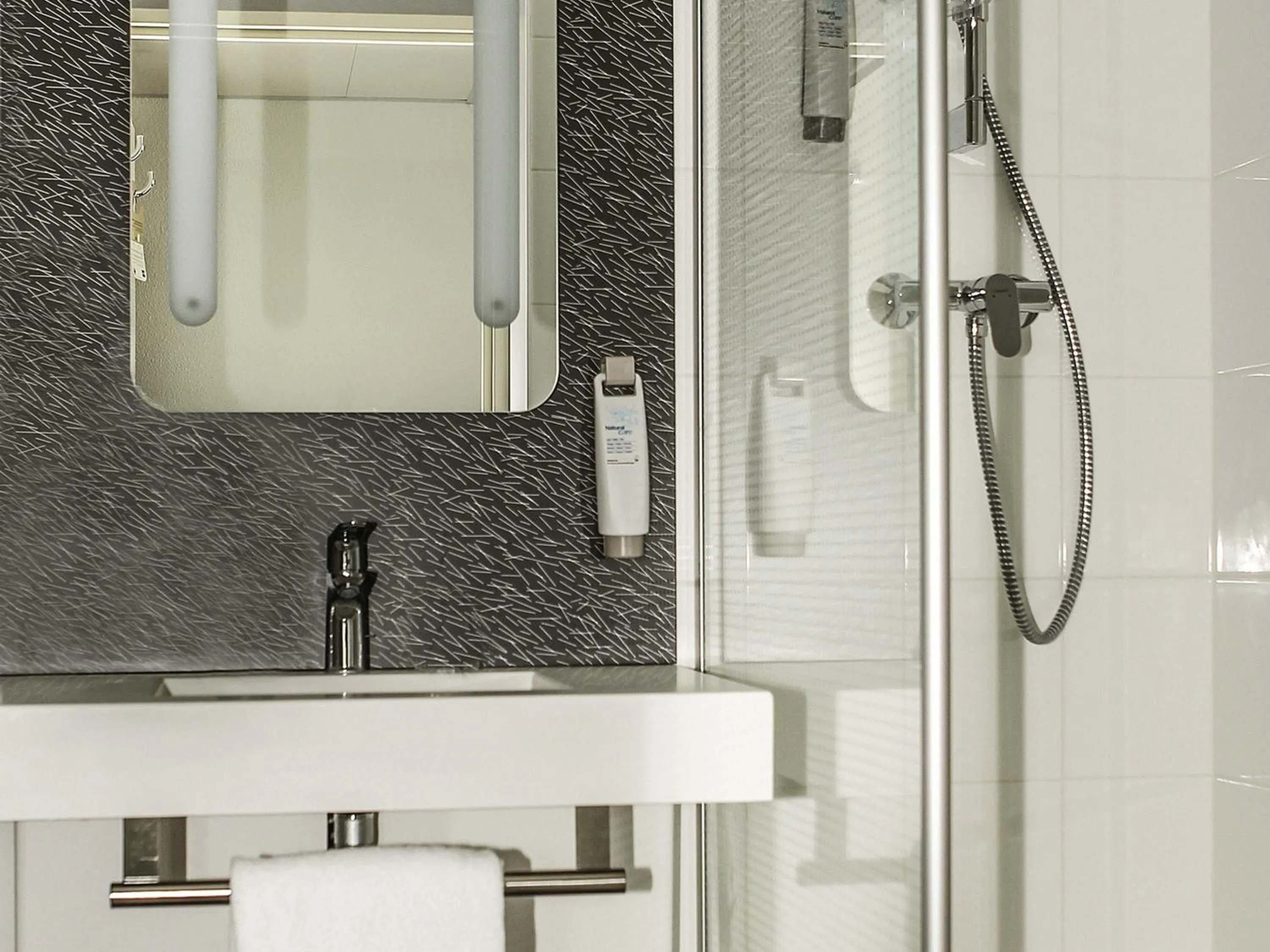 Bedroom in Ibis Saint-Genis-Pouilly Genève