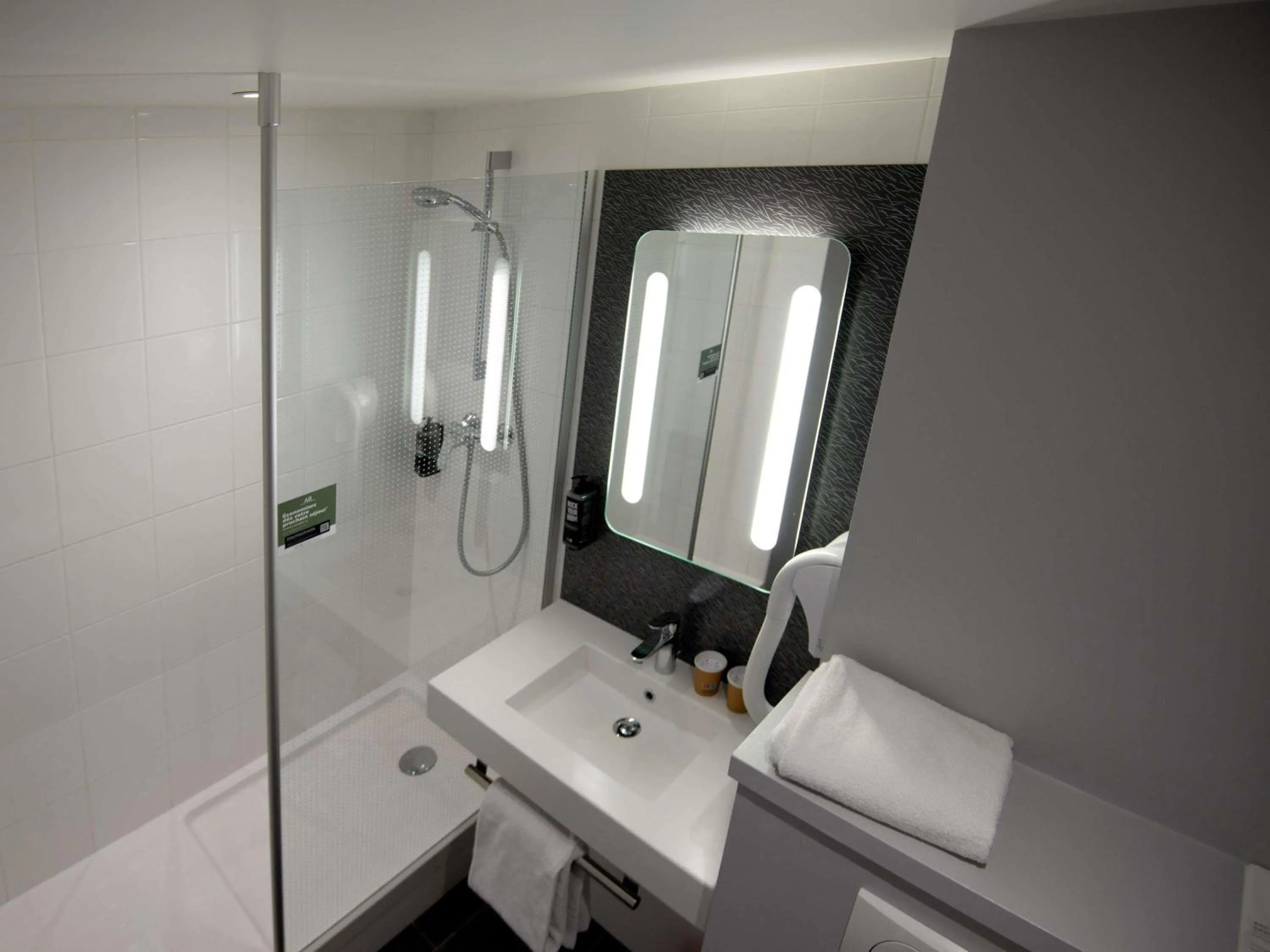 Bedroom in Ibis Saint-Genis-Pouilly Genève