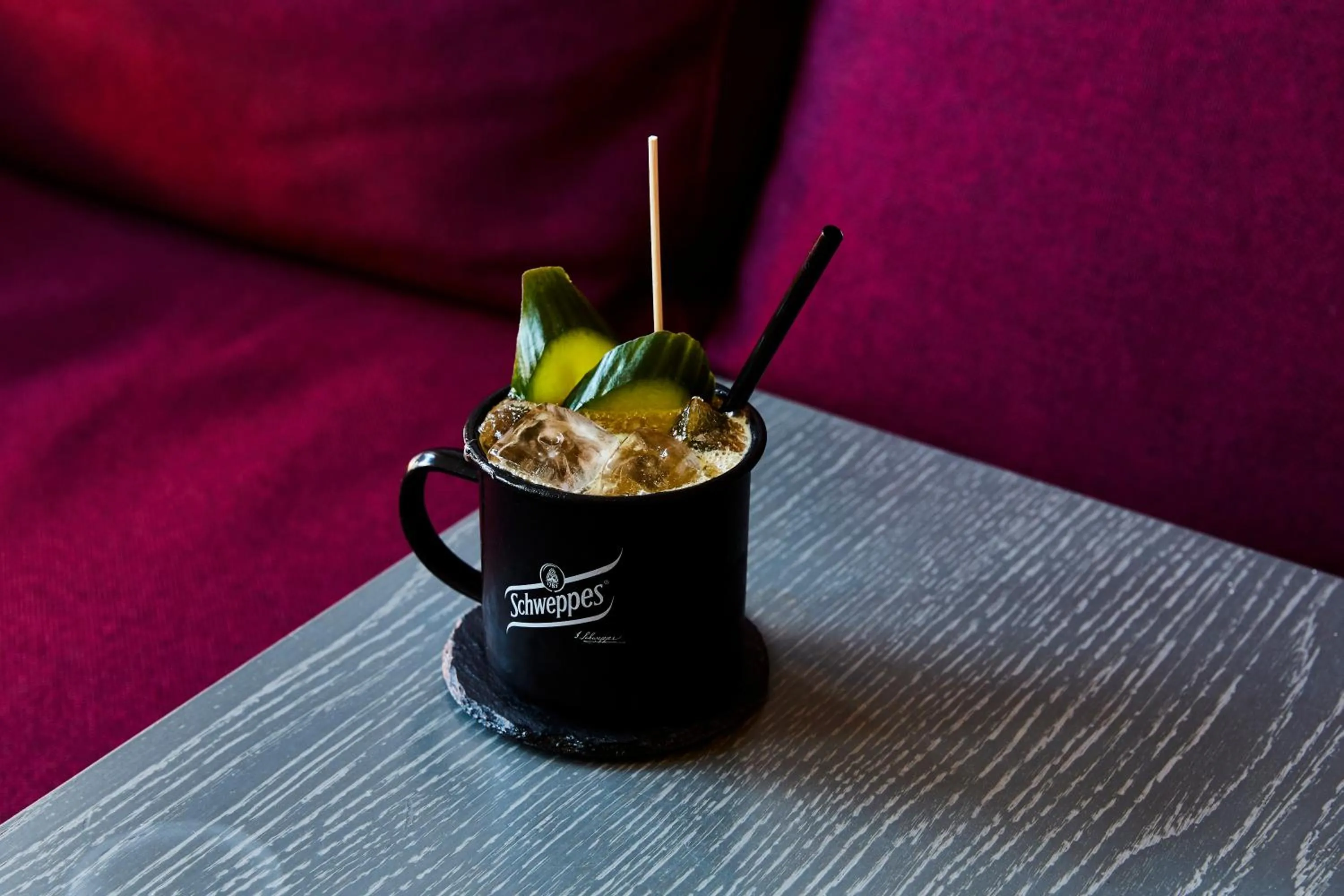 Lounge or bar in Hotel Indigo - Dusseldorf - Victoriaplatz by IHG