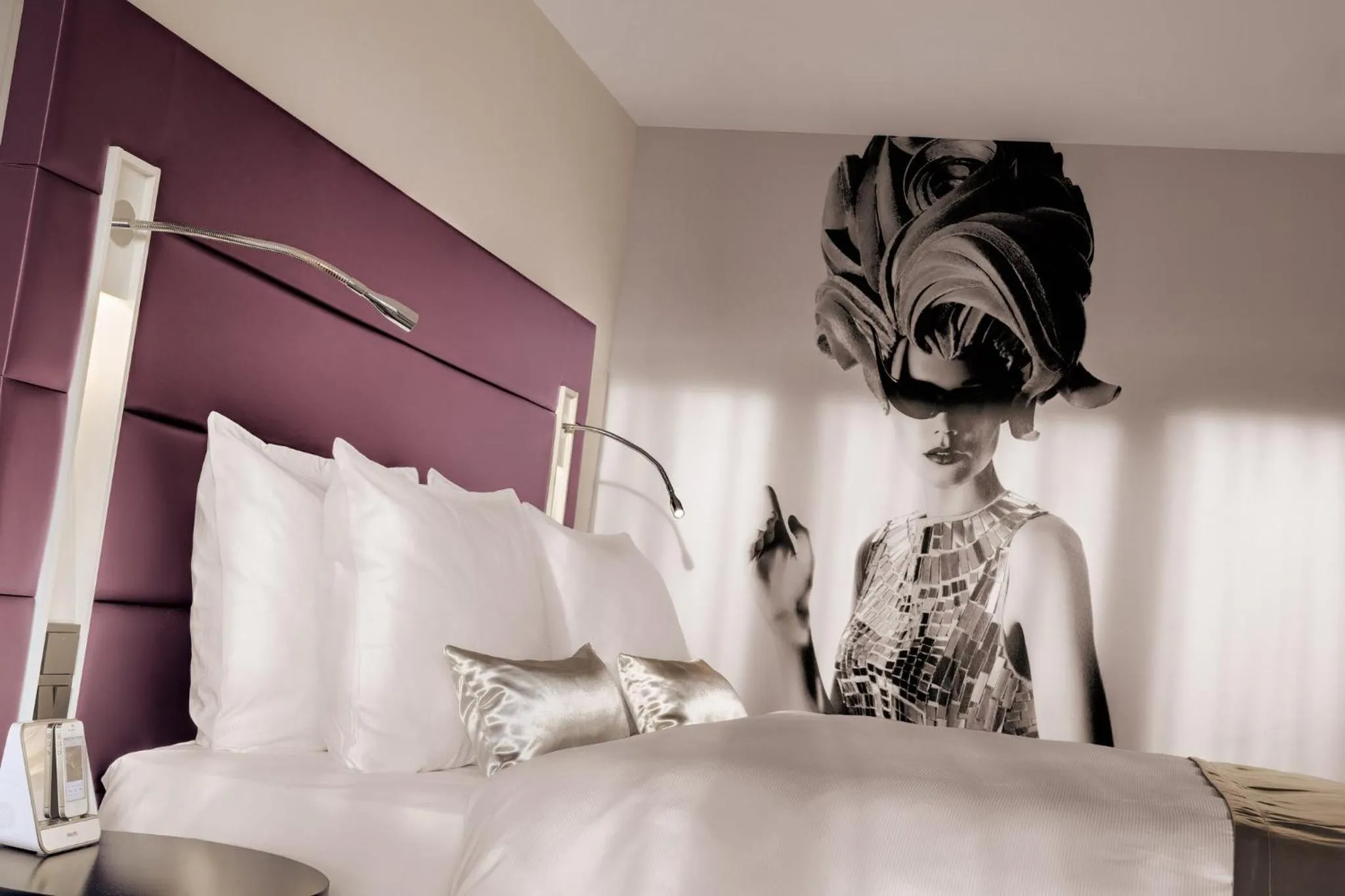 Photo of the whole room, Bed in Hotel Indigo - Dusseldorf - Victoriaplatz by IHG