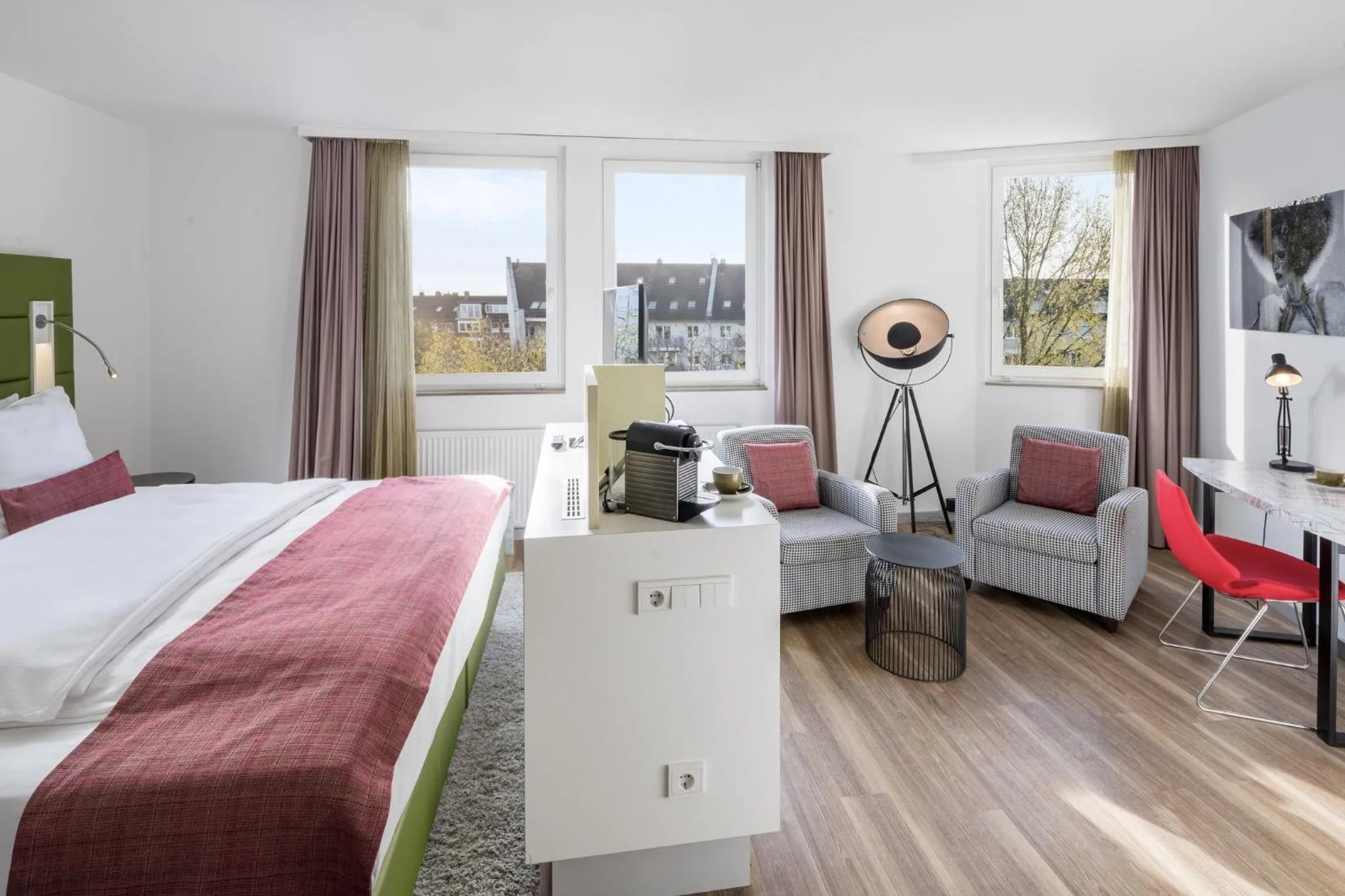 Photo of the whole room, Bed in Hotel Indigo - Dusseldorf - Victoriaplatz by IHG