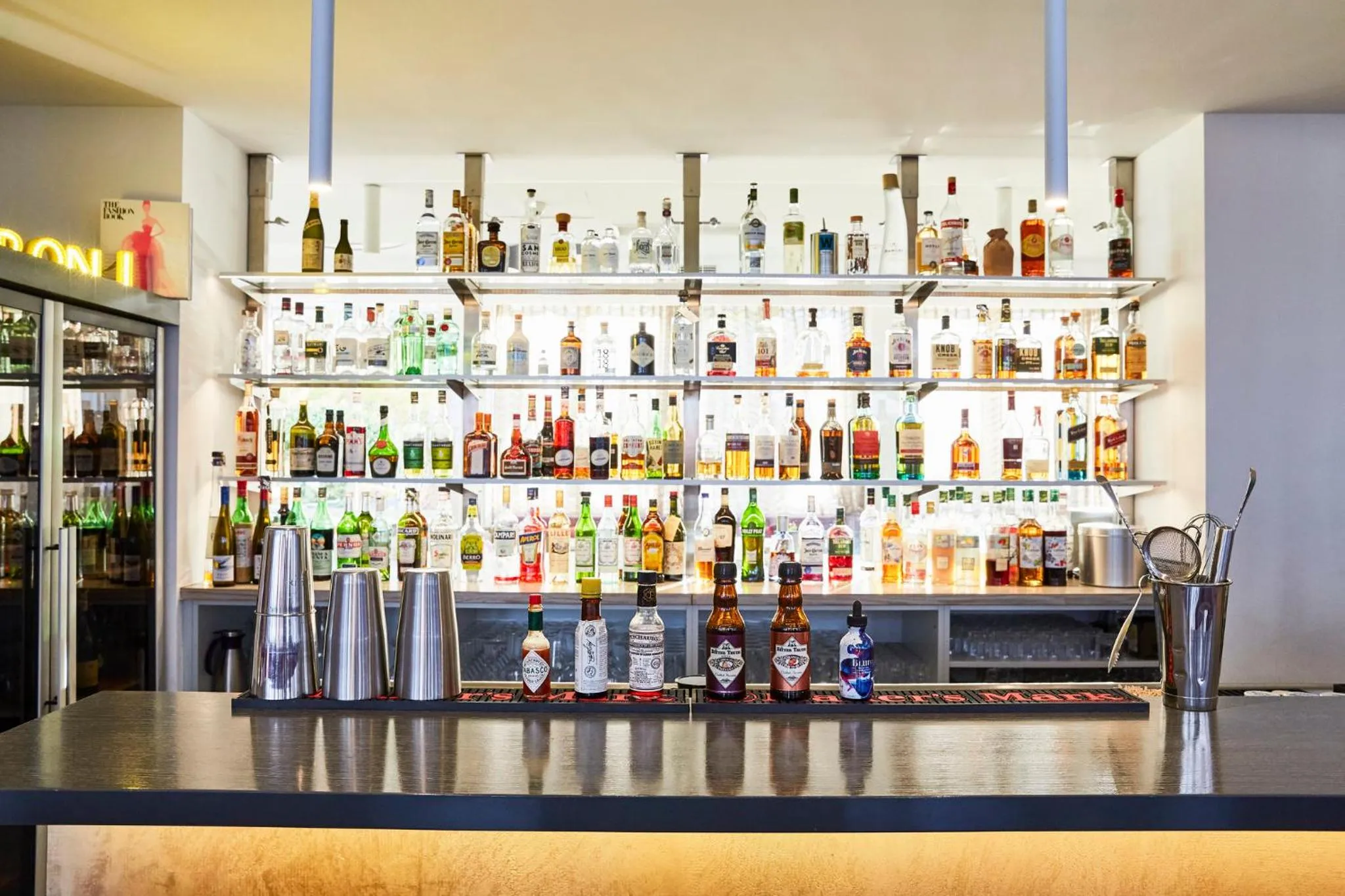 Lounge or bar in Hotel Indigo - Dusseldorf - Victoriaplatz by IHG