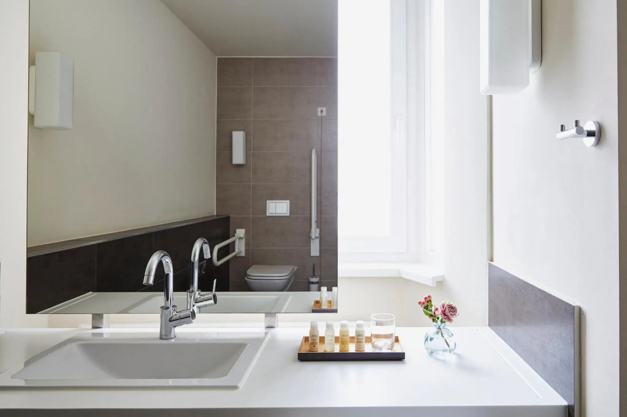 Photo of the whole room in Hotel Indigo - Dusseldorf - Victoriaplatz by IHG